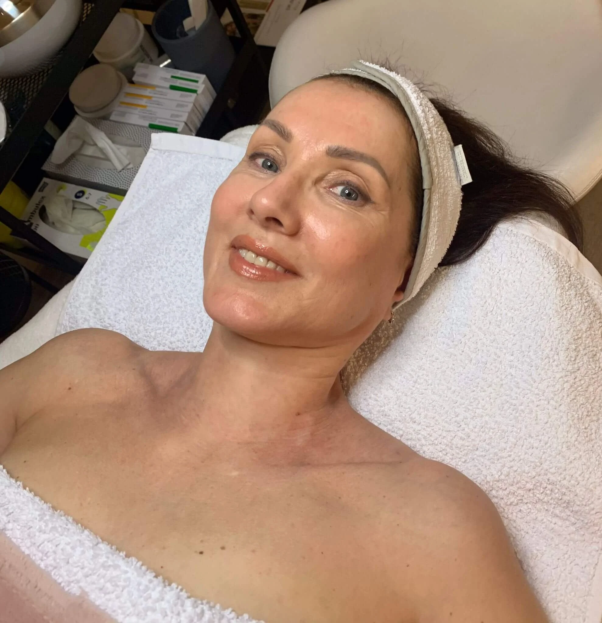 Spokojná klientka kozmetického salónu Olyva Beauty v Bratislave počas profesionálneho ošetrenia pleti.