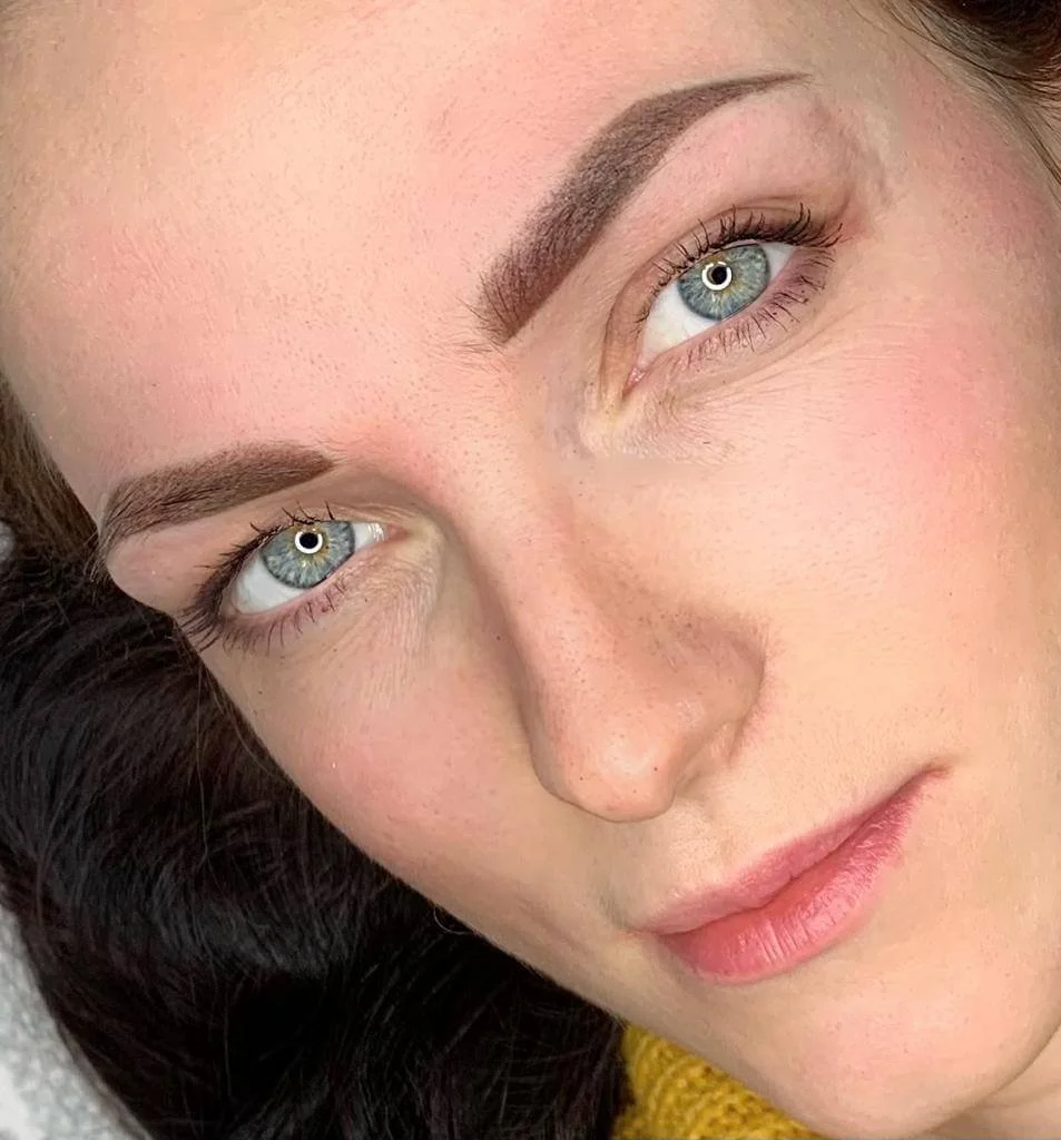 Profesionálne ošetrenie pleti a úprava obočia v kozmetickom salóne Olyva Beauty Bratislava.