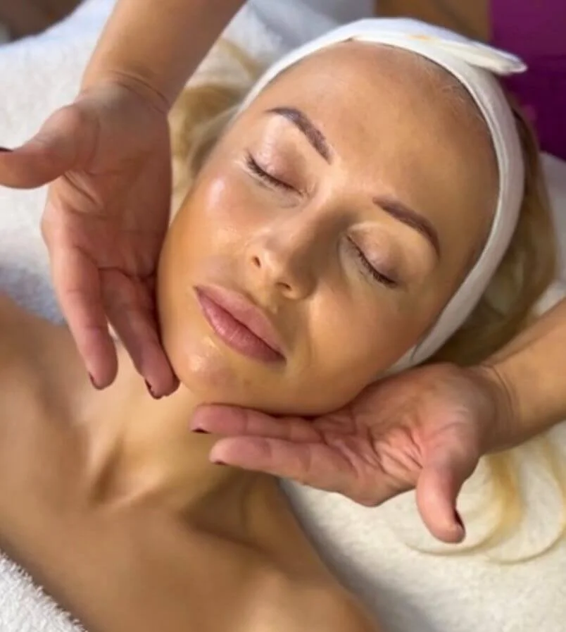 Klientka kozmetického salónu Olyva Beauty v Bratislave počas profesionálneho ošetrenia tváre.