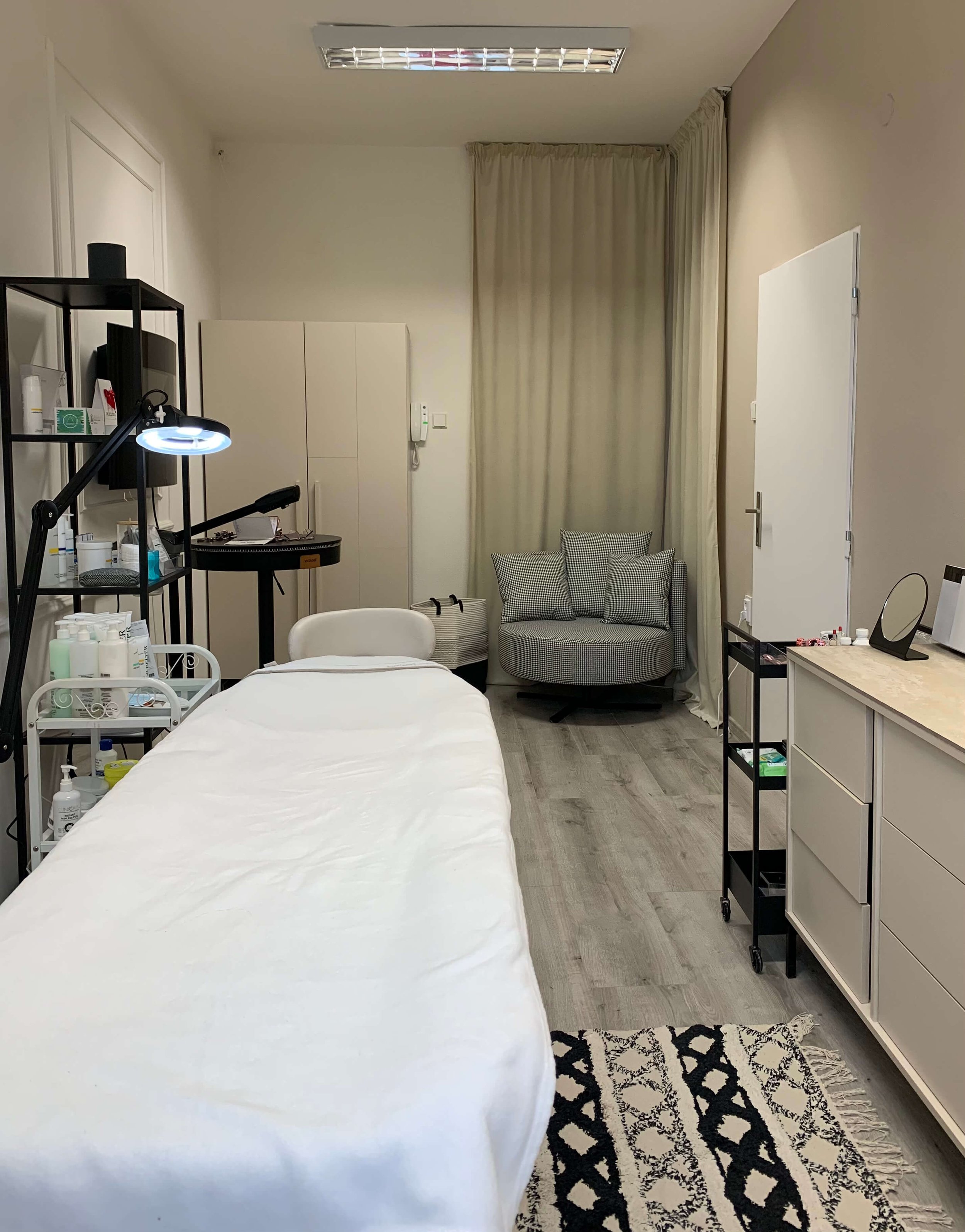Ošetrovacia miestnosť kozmetického salónu Olyva Beauty v Bratislave s masážnym lôžkom, kozmetickými pomôckami a komfortným nábytkom.