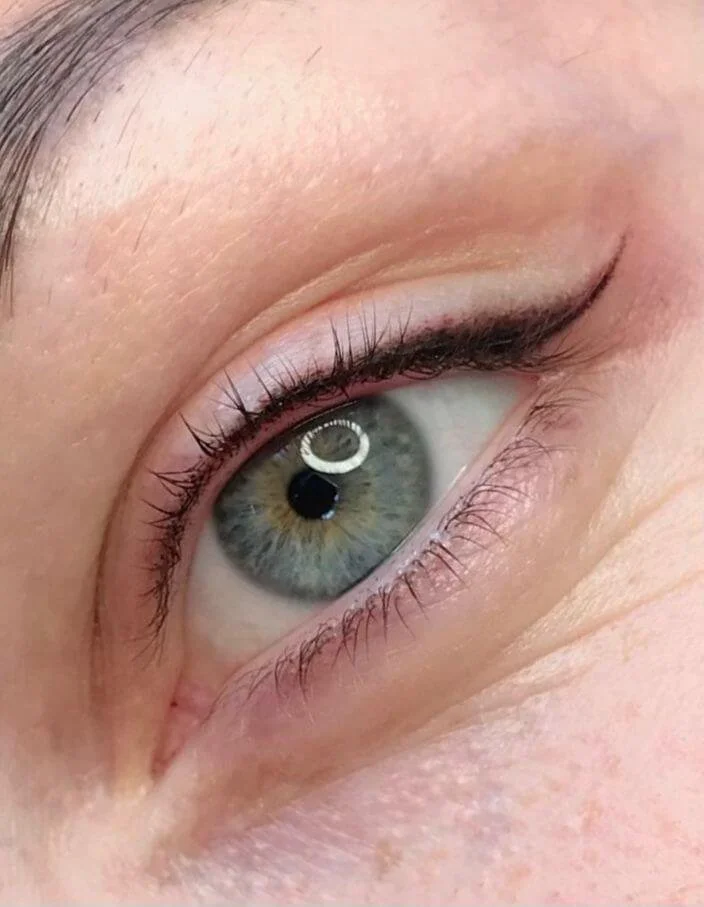 Profesionálne líčenie očí v kozmetickom salóne Olyva Beauty Bratislava – čierne linky a prirodzené riasy.