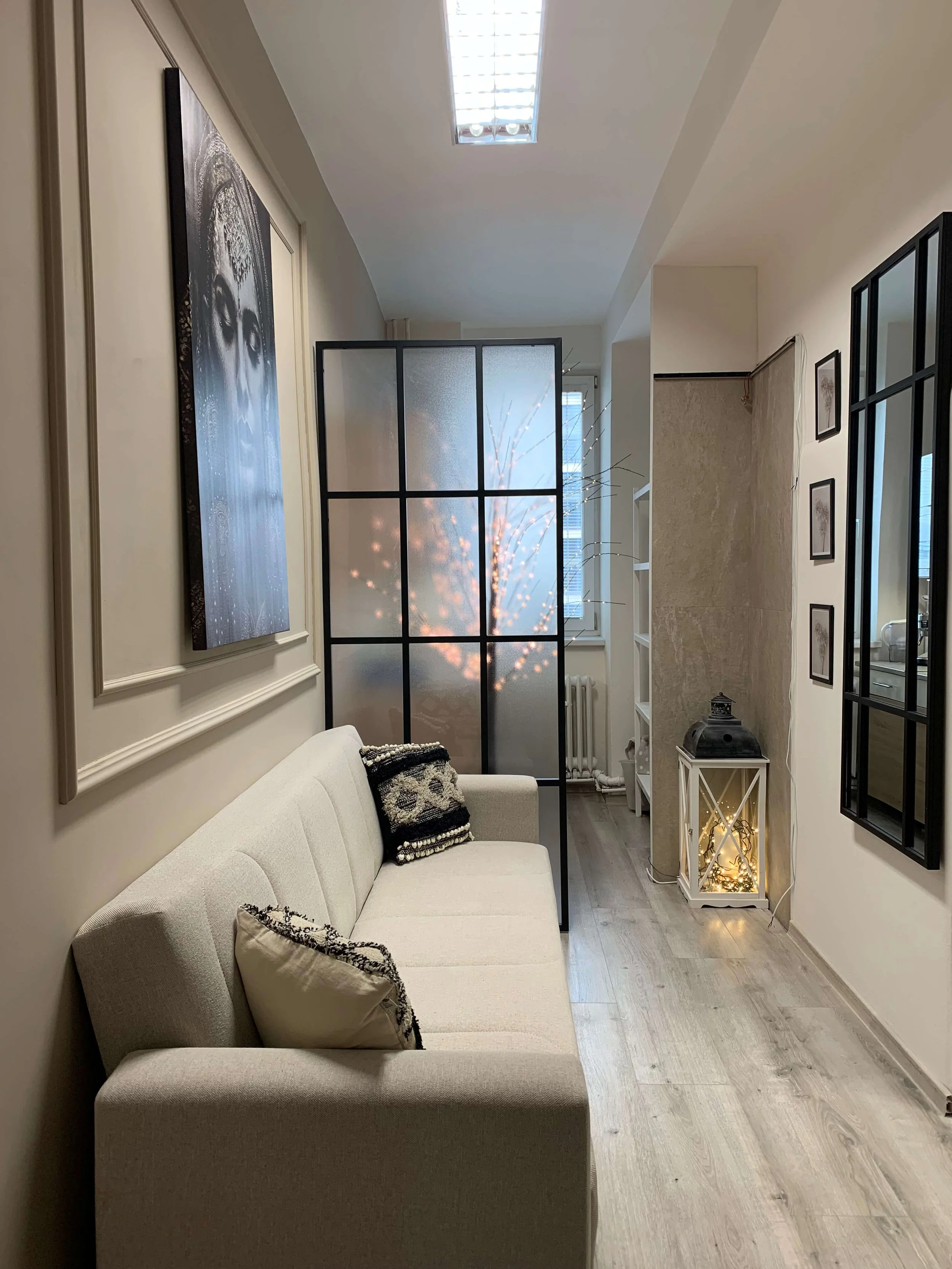 Relaxačný priestor v kozmetickom salóne Olyva Beauty Bratislava s moderným nábytkom a dekoráciami.