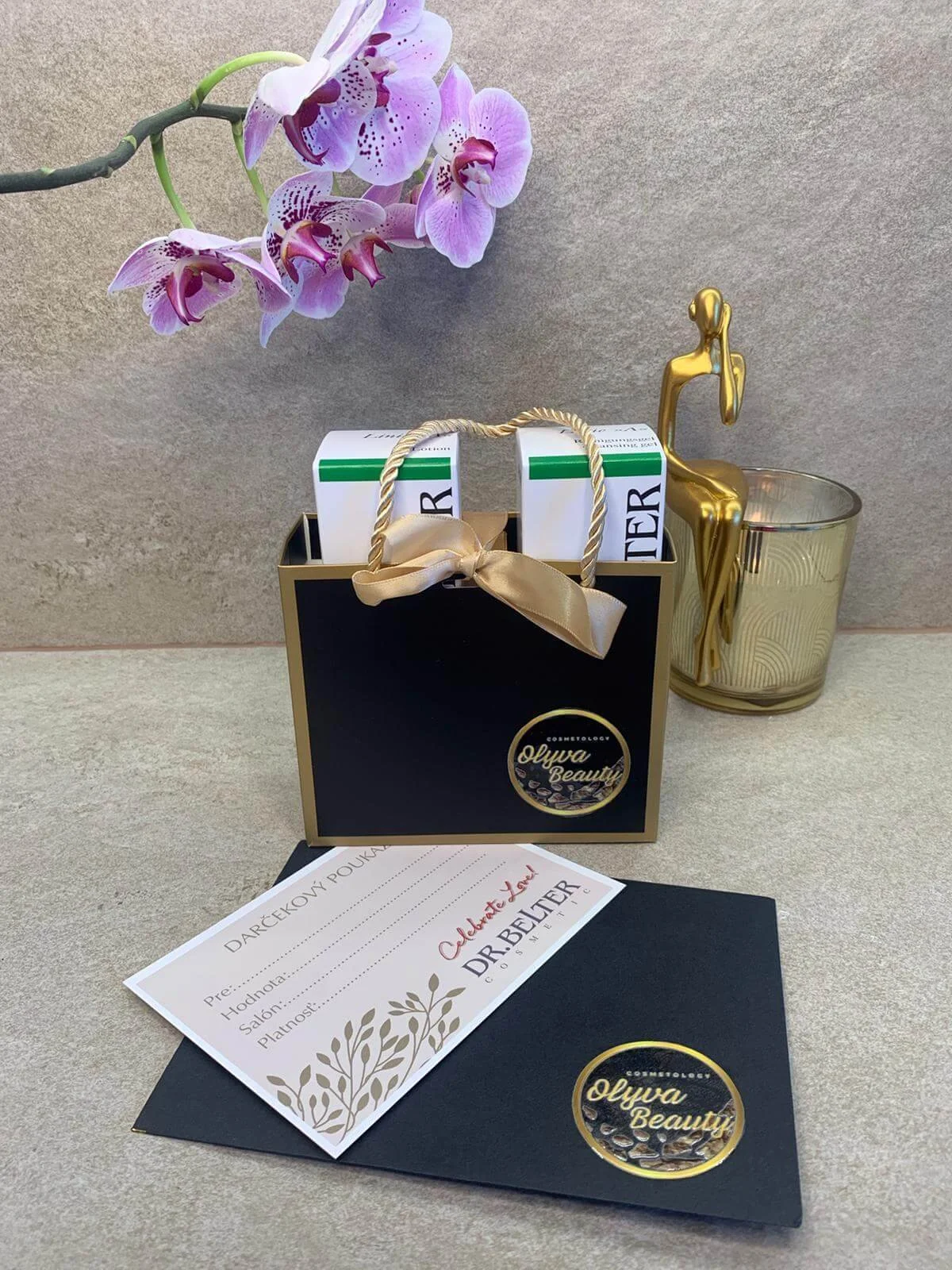 Darčeková taška s darčekovou poukážkou do kozmetického salónu Olyva Beauty v Bratislave, luxusné balenie a doplnky.