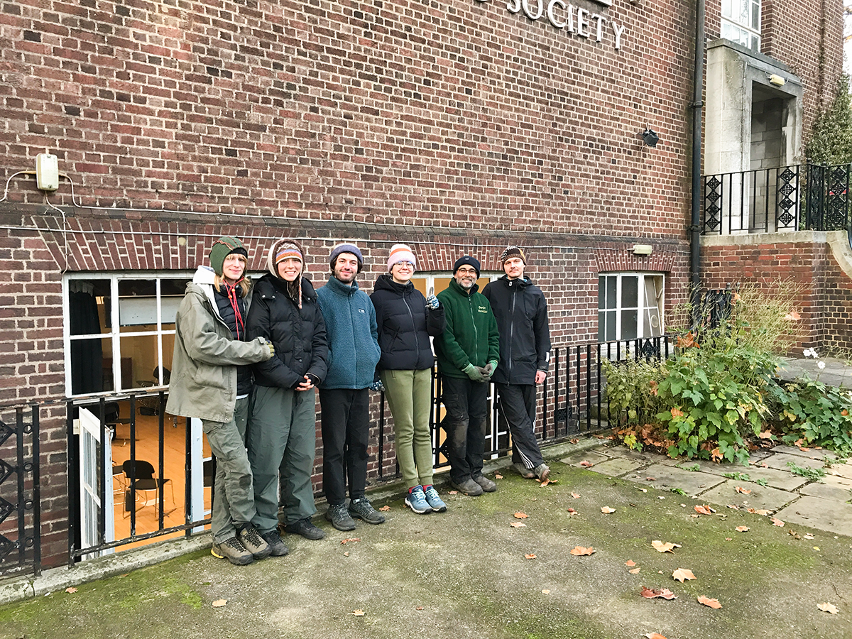No 130 Permablitz at Cecil Sharp House • Saturday 2nd December 2023
We kept ourselves active on this very cold day collecting leaves for leaf mould from around the garden. We also cut back perennials and took cuttings.