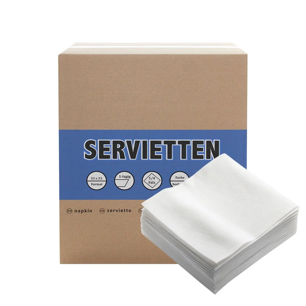 Eine Packung mit weißen Papierservietten. Die Verpackung ist braun mit blauer Beschriftung, auf der steht "SERVIETTEN" und Informationen über die Servietten. Daneben liegen einige gefaltete Servietten.