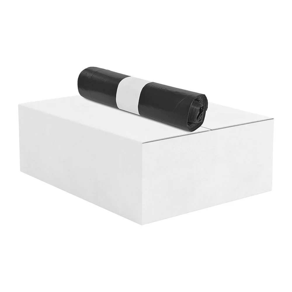 Schwarzer Roll Mülltüte mit weißem Aufkleber auf einer weißen Box