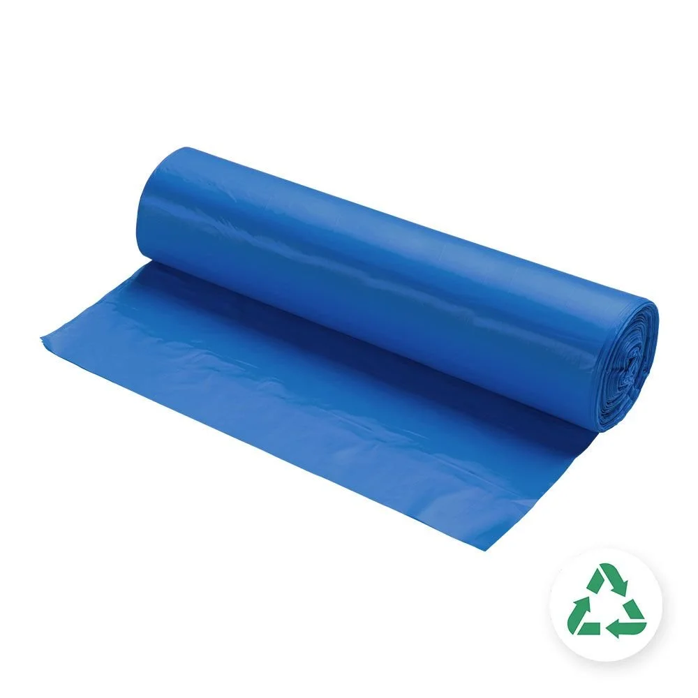 Blaue Mülltüte aus Kunststoff, gerollt und teilweise ausgelegt, isoliert auf weißem Hintergrund.