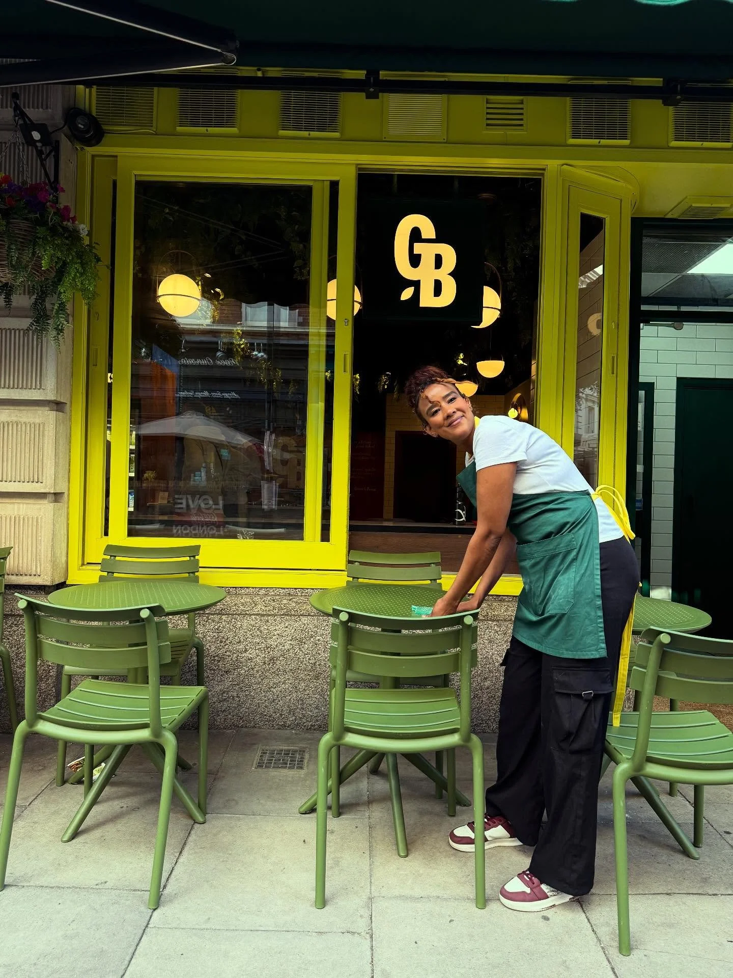Come say hi 👋
We&rsquo;re open &lsquo;til 7 and our lovely team is here to keep the vibes fresh, the tables shining, and the coffee flowing. 💚⚡️

#GreensAndBeans #HolbornEats #FeelGoodFuel #LondonLunch #MuseumStreet #LondonFoodie
