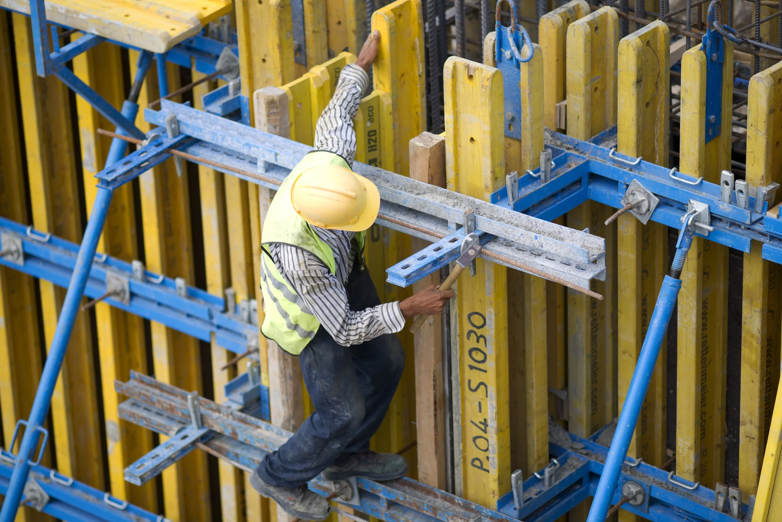 hombre-trabajando-con-casco-de-seguridad.jpg