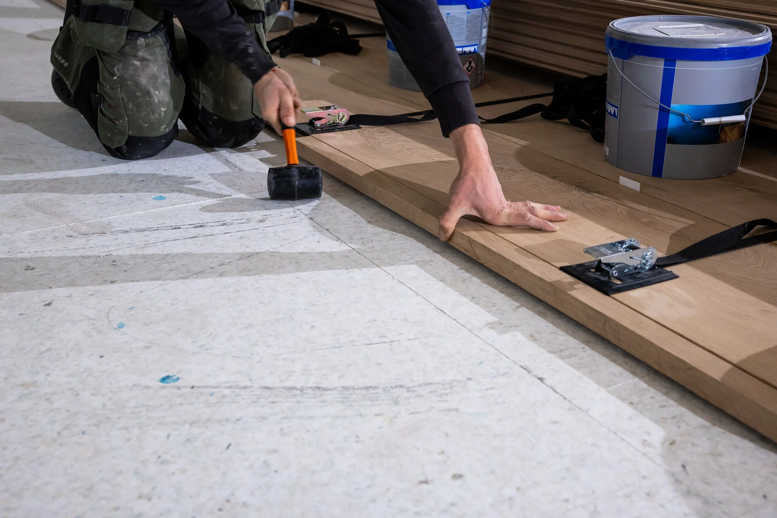 instalacion-detallada-de-tablas-de-suelo-de-madera-de-colores-claros-en-interiores.jpg