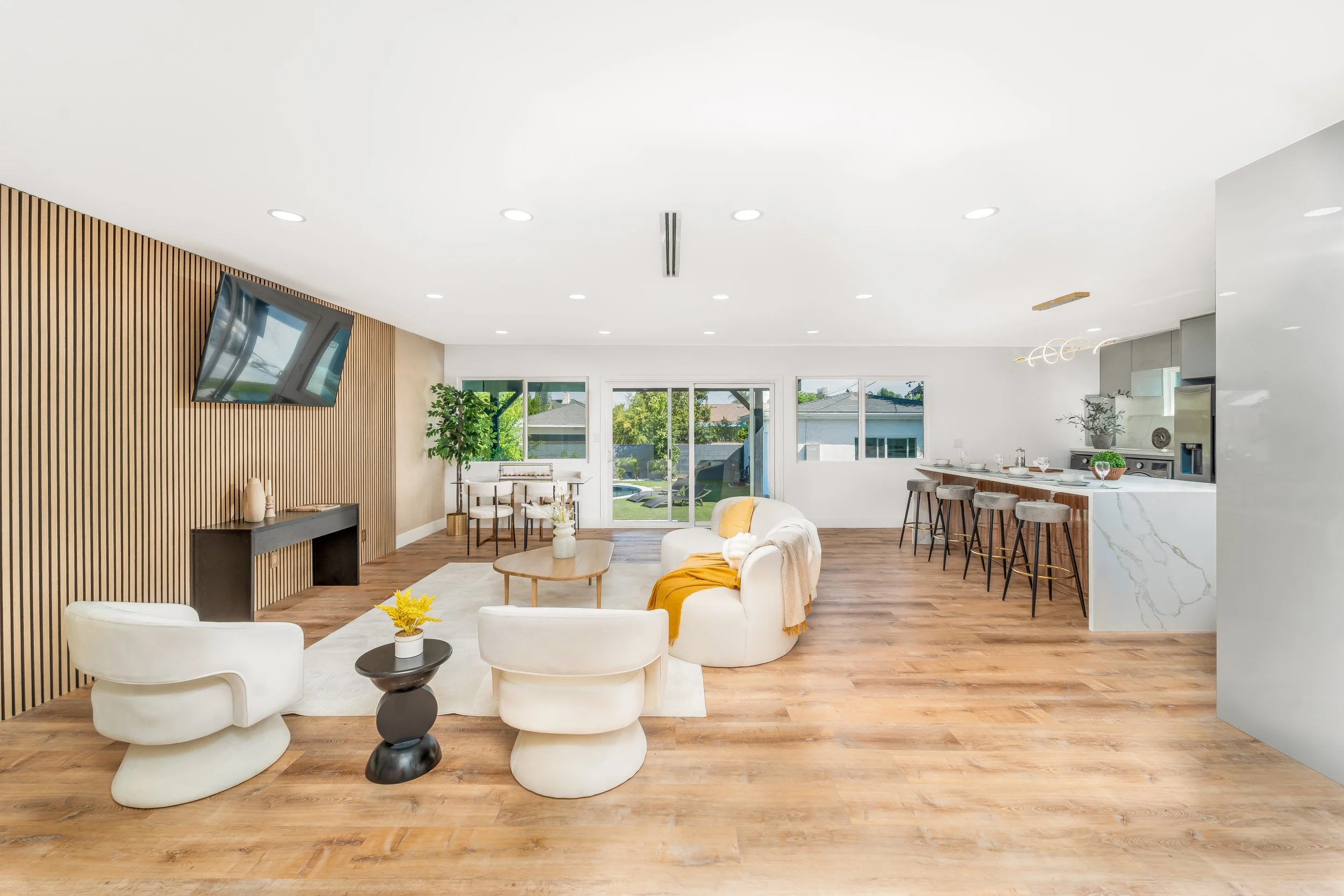 19343 Friar St  01.jpg