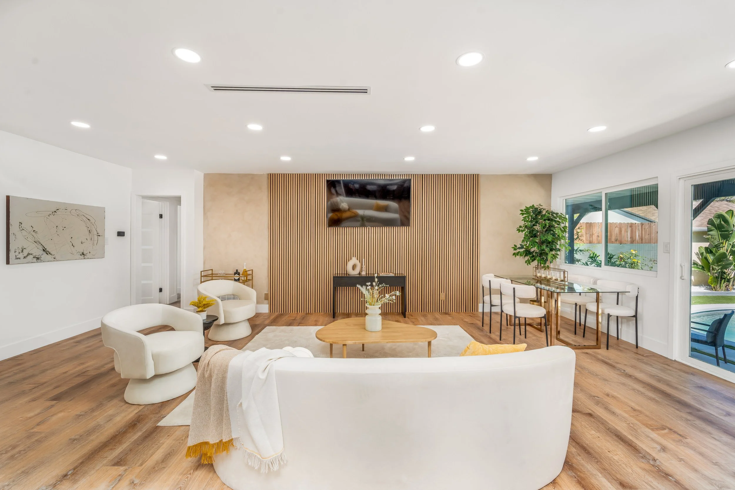 19343 Friar St  03.jpg