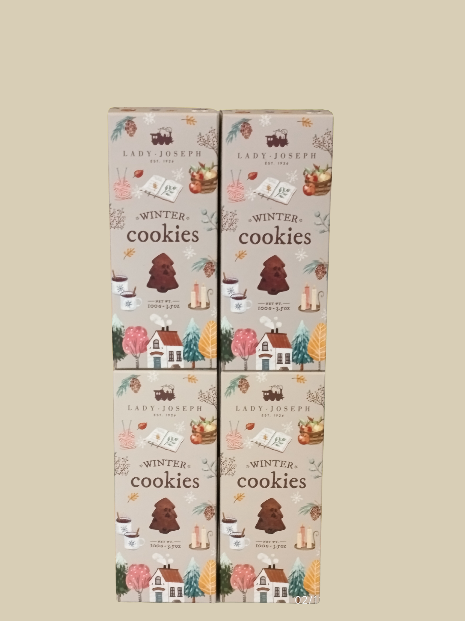 Boîtes de biscuits en forme de sapin avec un décor hivernal, comprenant des arbres, des maisons et des éléments de saison.