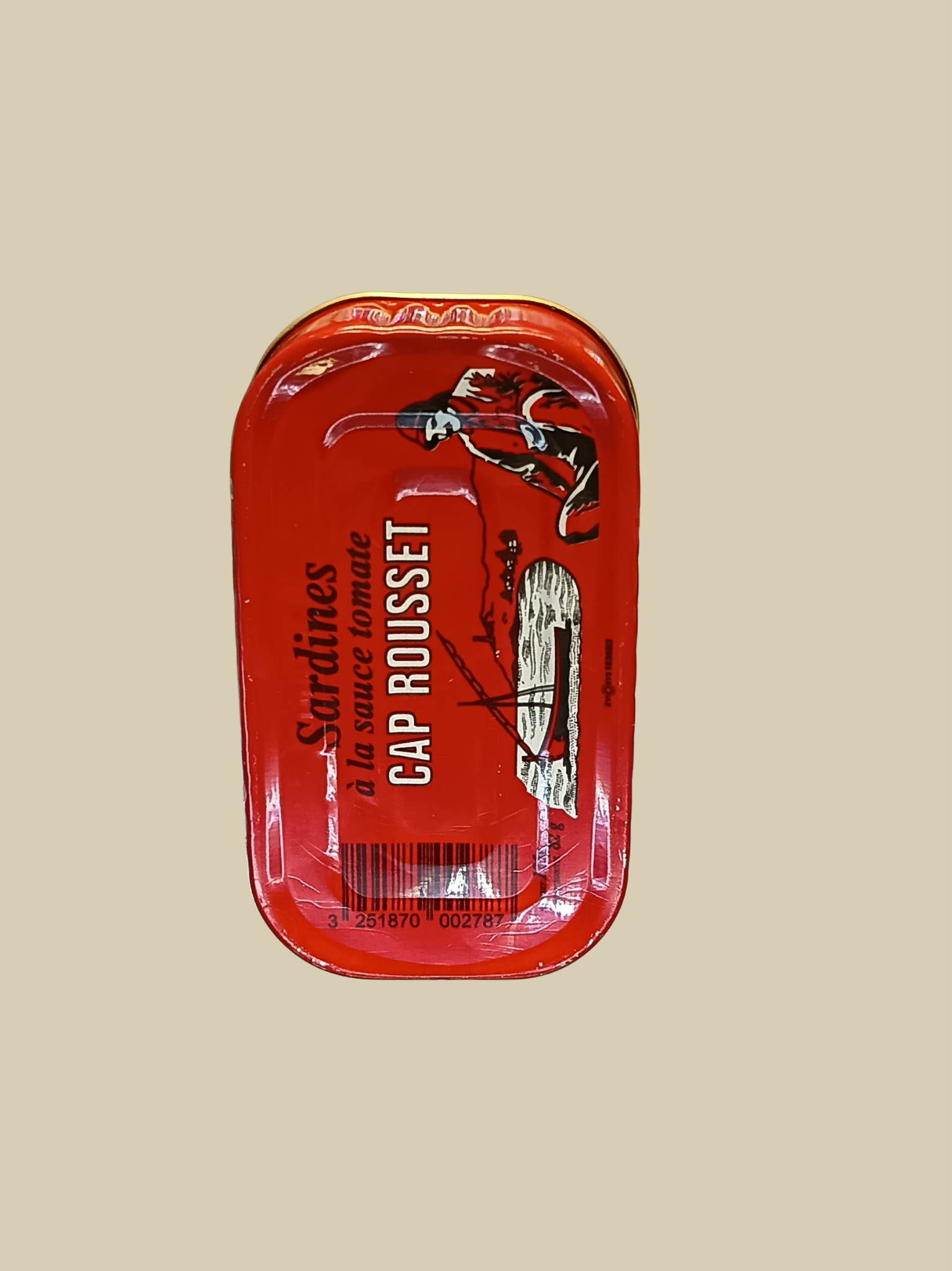 Boîte de sardines à la tomate en sauce sur un fond beige.