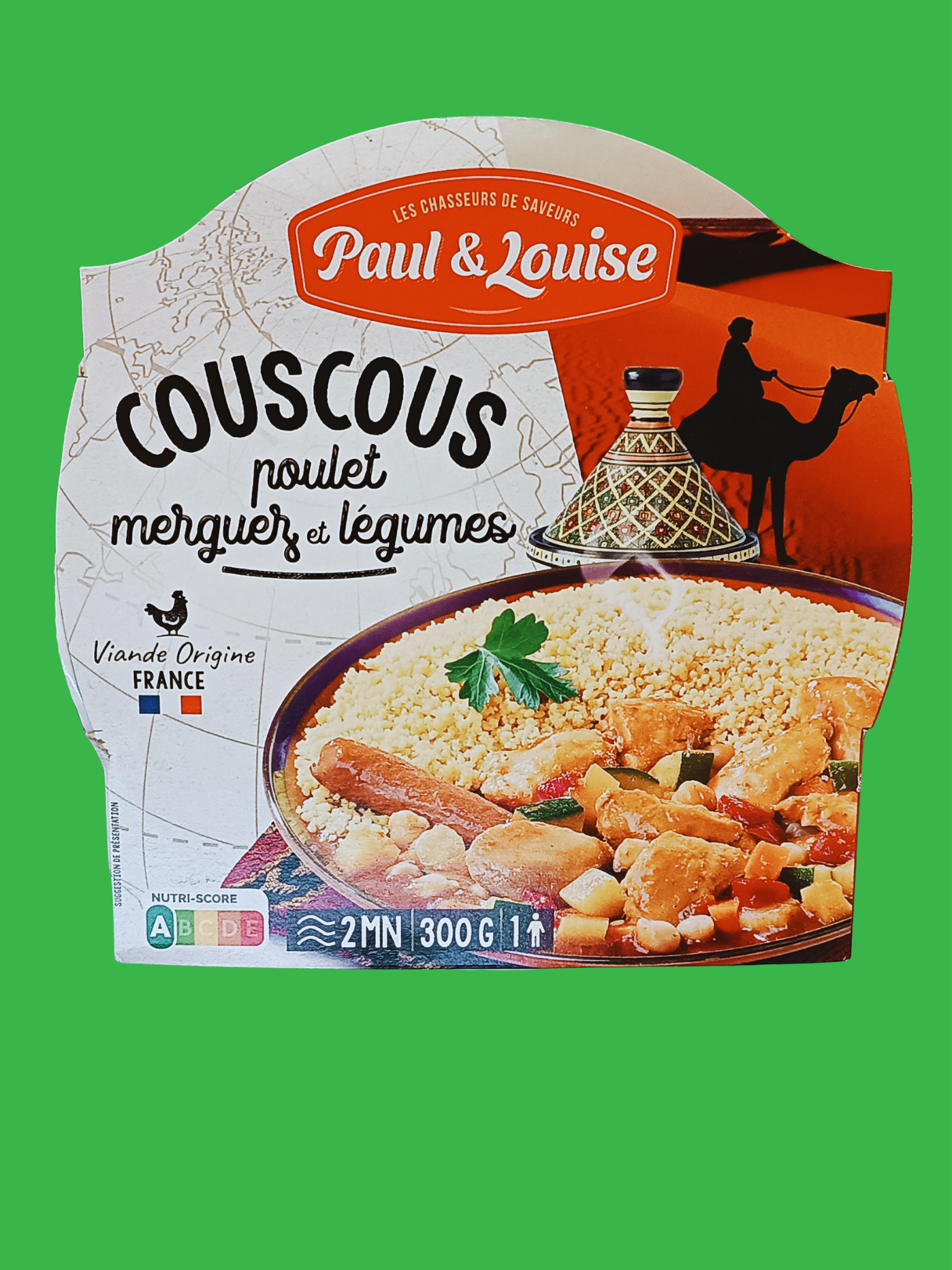 Emballage de couscous poulet merguez et légumes, avec un plat dans un bol, décor marocain, silhouette d’un homme à dos de chameau, fond vert.