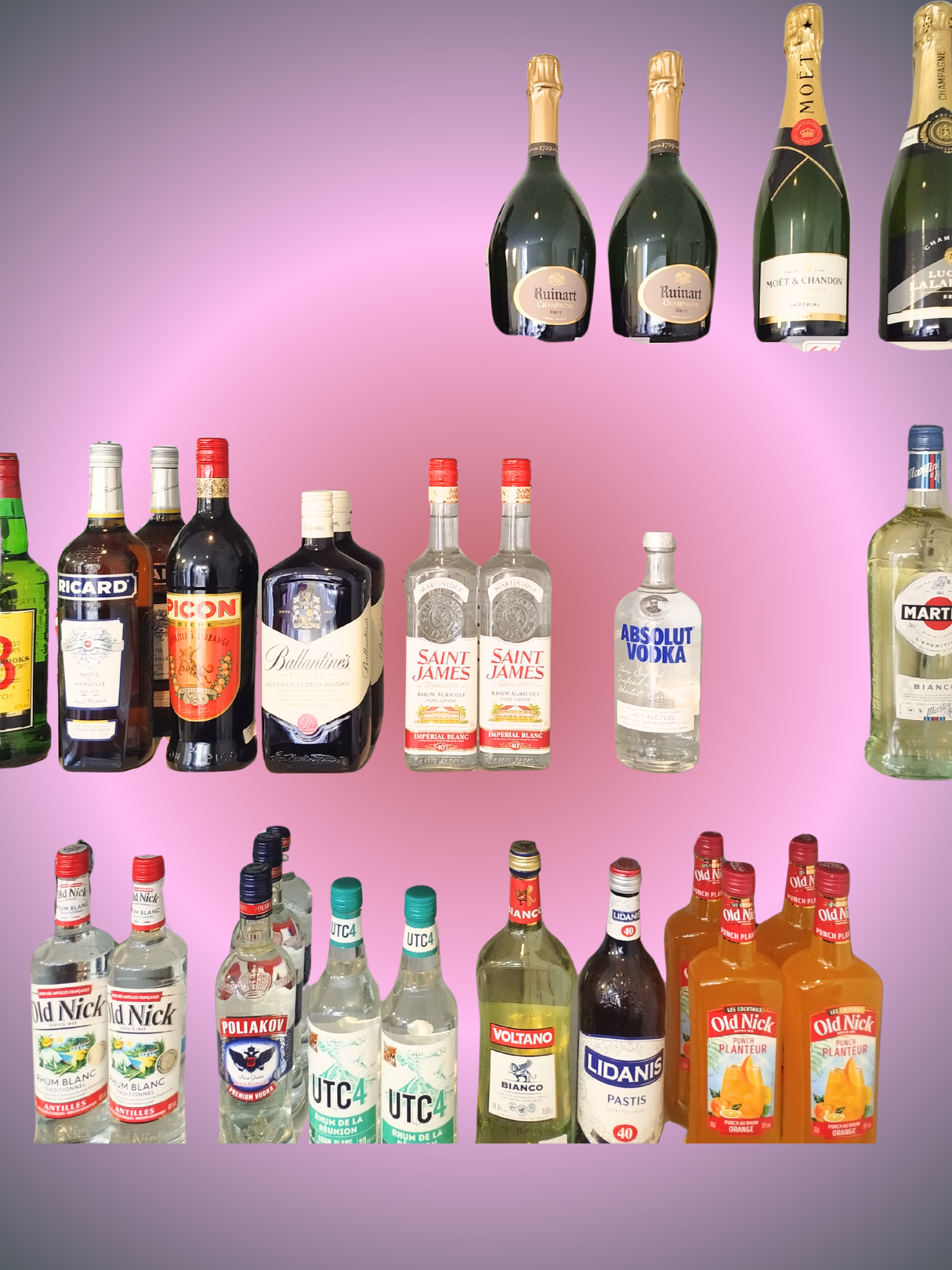 Une collection de différentes bouteilles d'alcool, dont du champagne, du whisky, de la vodka, du rhum et du pastis, exposées sur une surface avec un fond rose