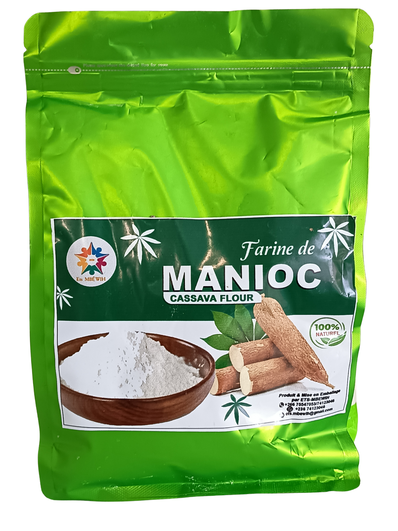 Paquet de farine de manioc en poudre avec illustration de tubercules et feuilles de manioc, en emballage vert