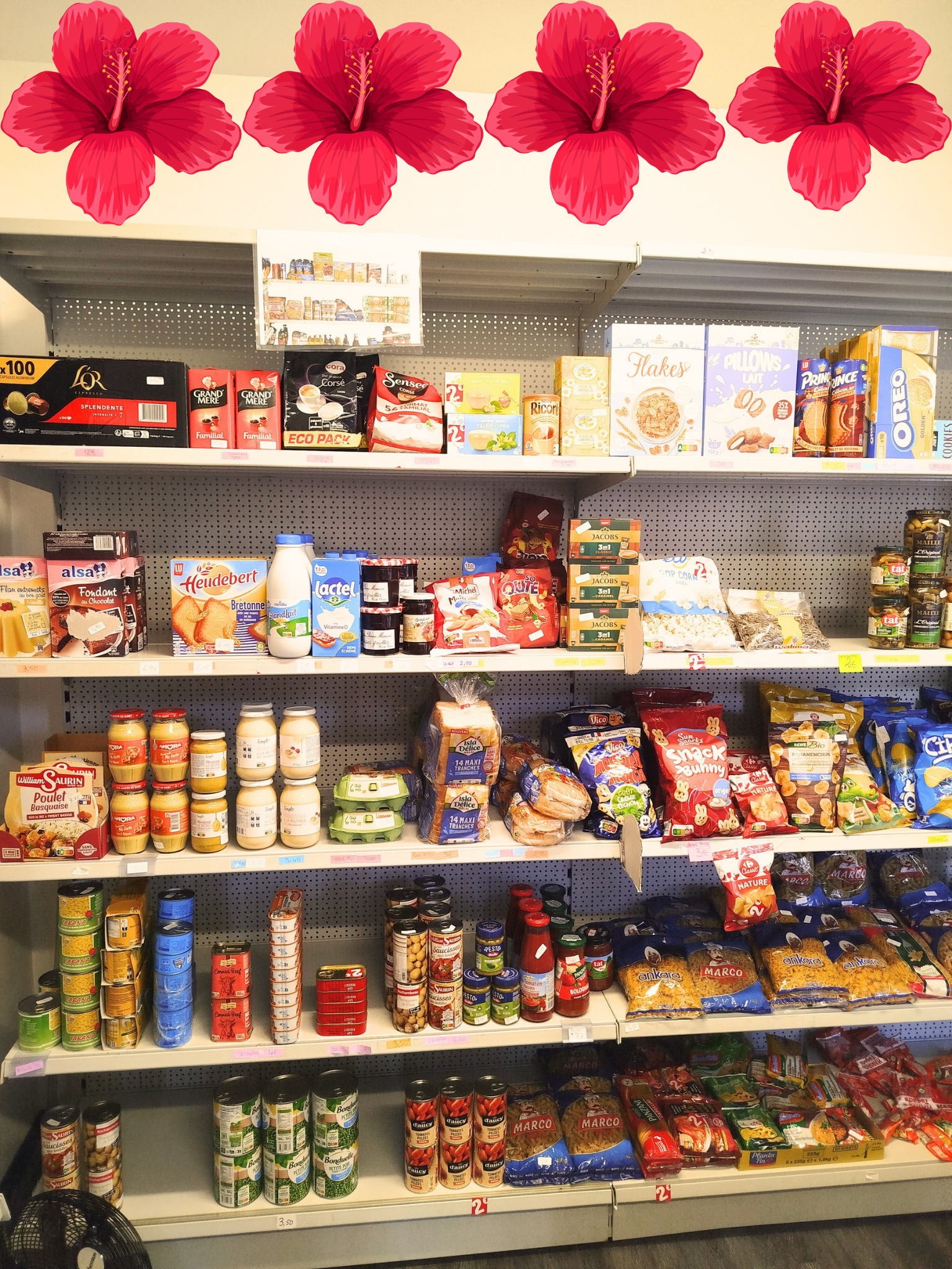 Étagère dans un supermarché remplie de produits alimentaires et de collations, avec un décor de cinq hiboux roses en haut de l'image.