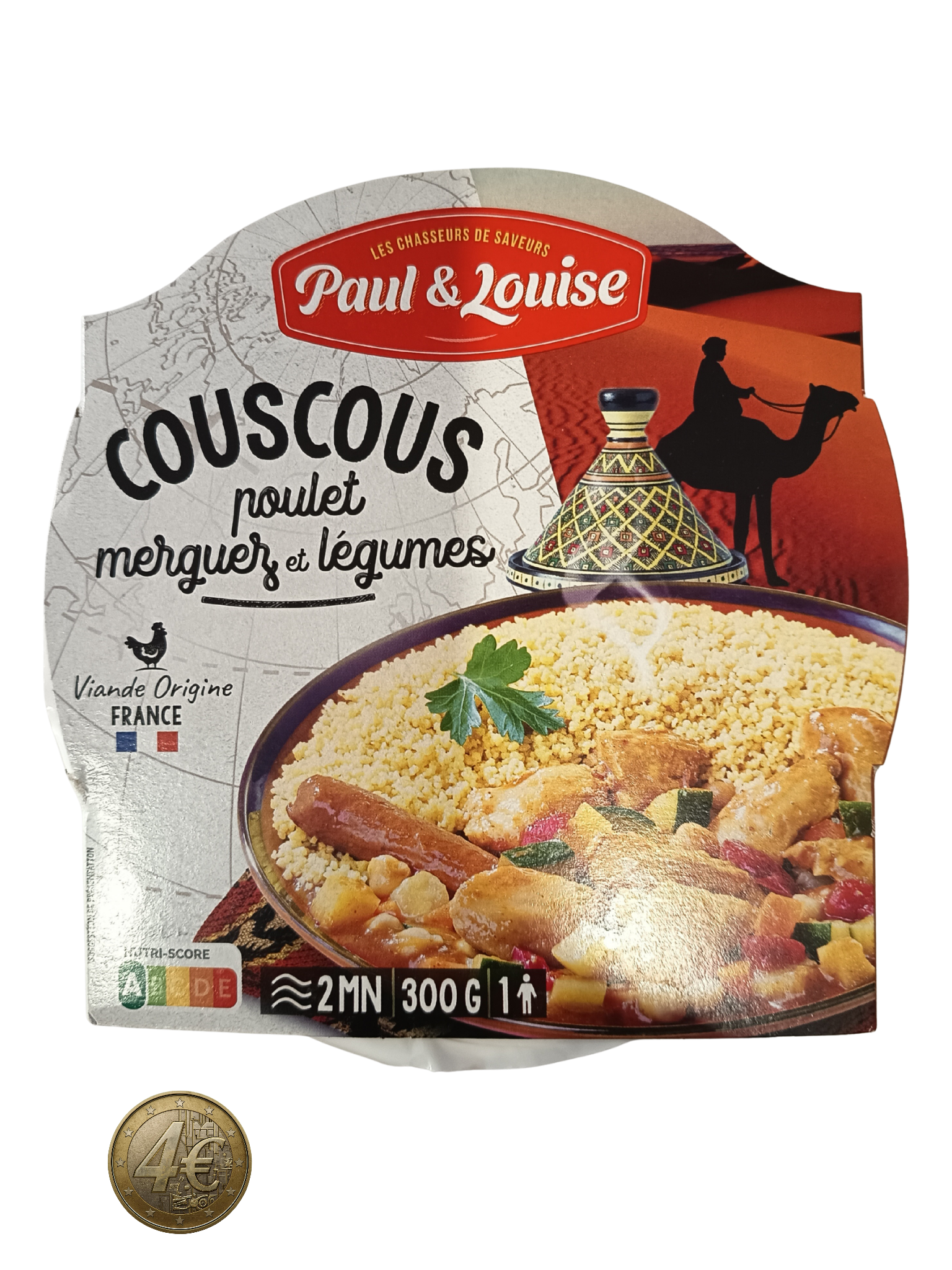 Images d'un plat de couscous avec poulet, merguez et légumes, emballé par la marque Paul & Louise, avec une image de chameau et d'une personne en arrière-plan