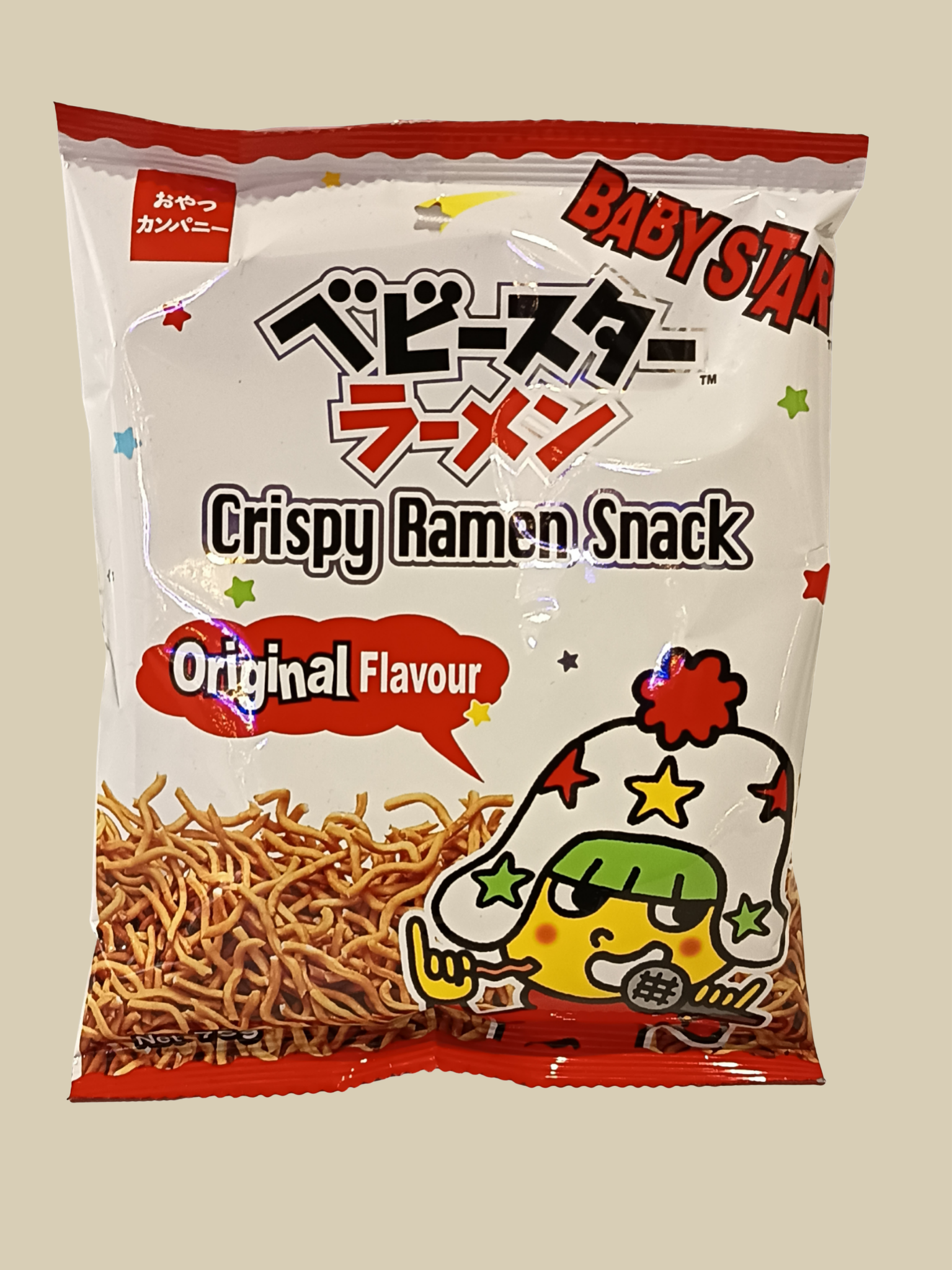 Sachet de snack de ramen croustillant avec un personnage cartoon portant un chapeau coloré et des lunettes, texte en japonais, anglais et en français.
