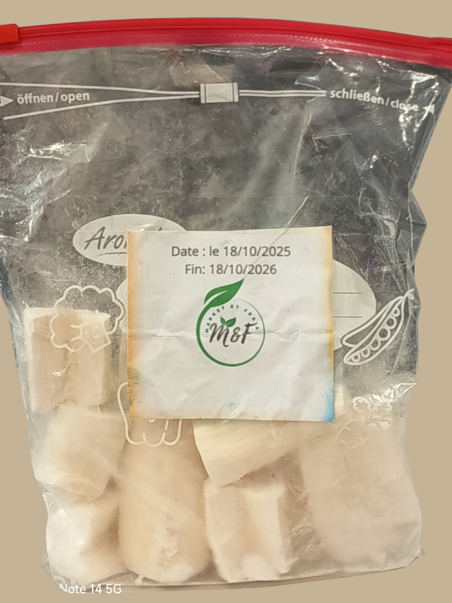 Gousse d'ail fraîche dans un sac en plastique avec des instructions en allemand et en français pour ouvrir et fermer le sac.