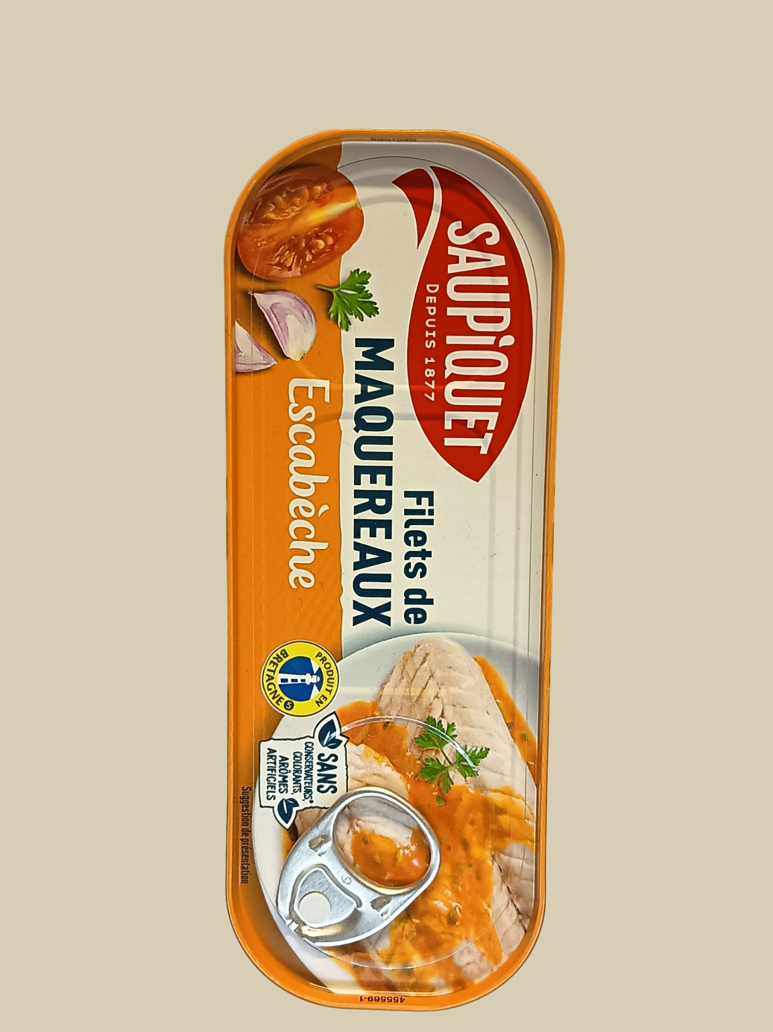 Boîte de filets de maquereaux sauce escabèche avec image d'une maquereau en sauce, tomate, oignon et herbes, avec un ouverture de boîte en canette en haut à gauche.