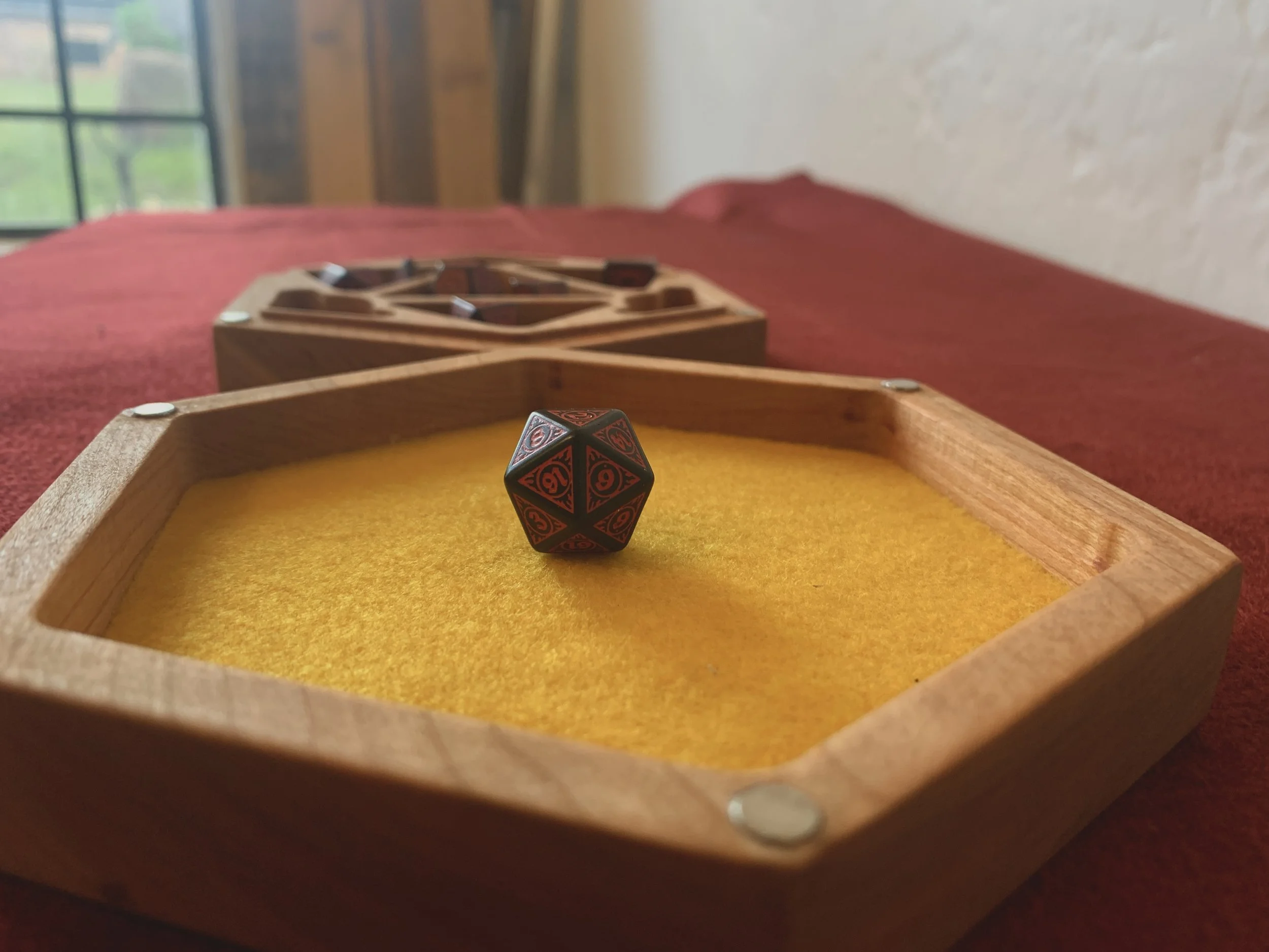 Felt lined rolling tray for gentle rolling