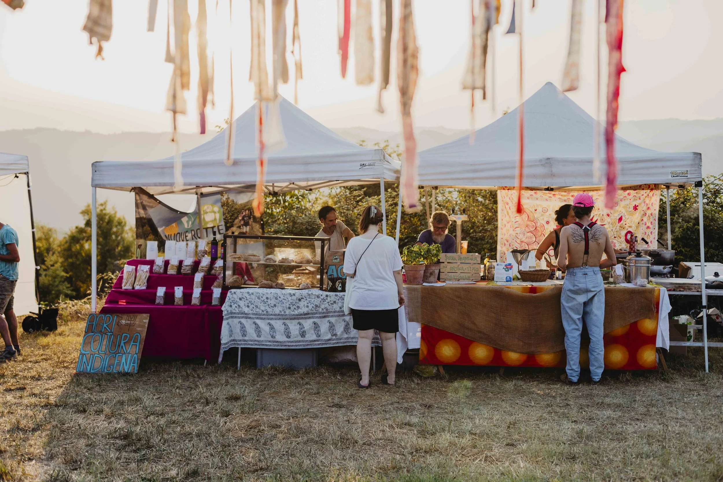 Mercato all’aperto a ECOFestival in Alta Langa con prodotti locali e artigianali