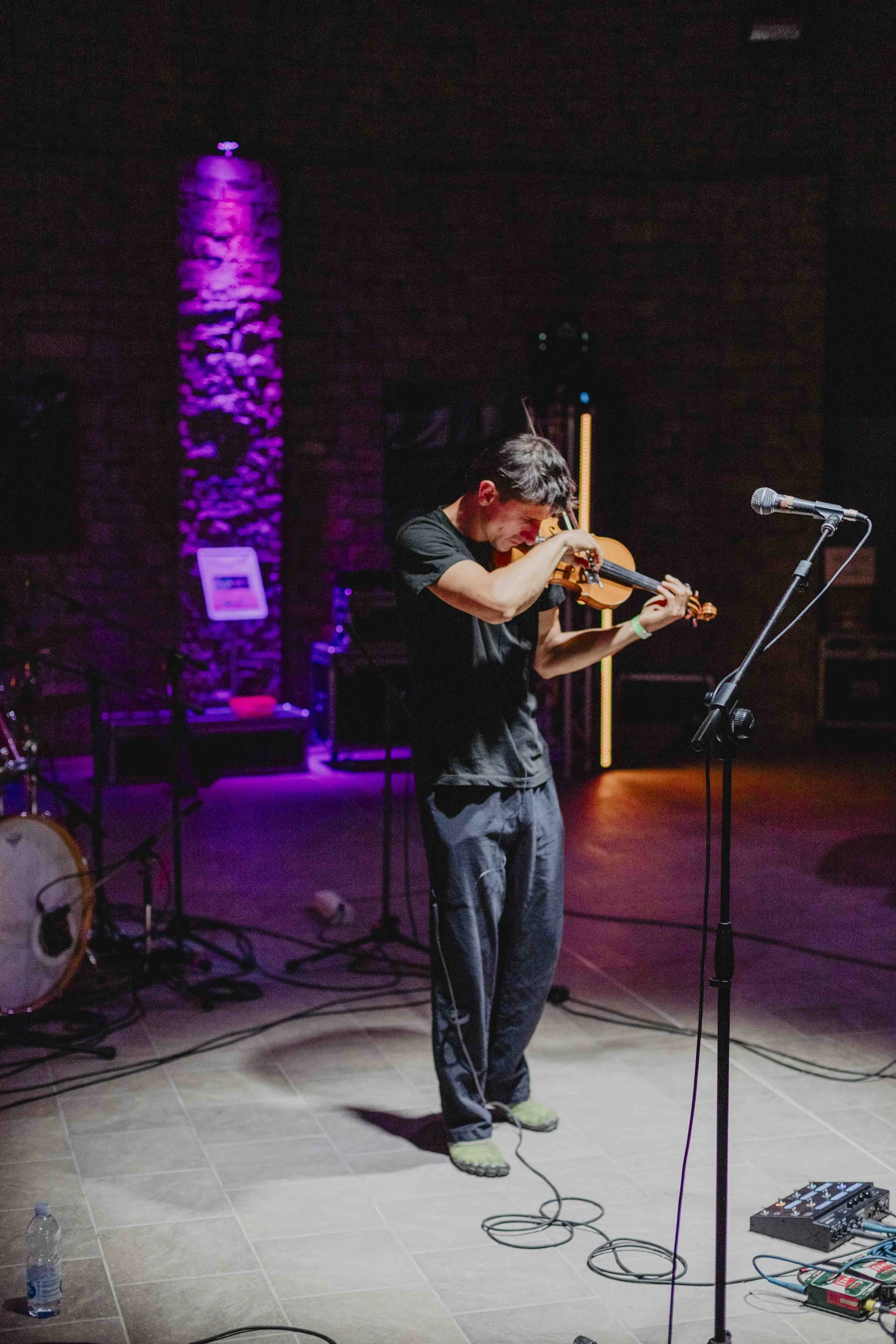 Alex Leon suona il violino durante il concerto finale di ECOFestival a Bergolo