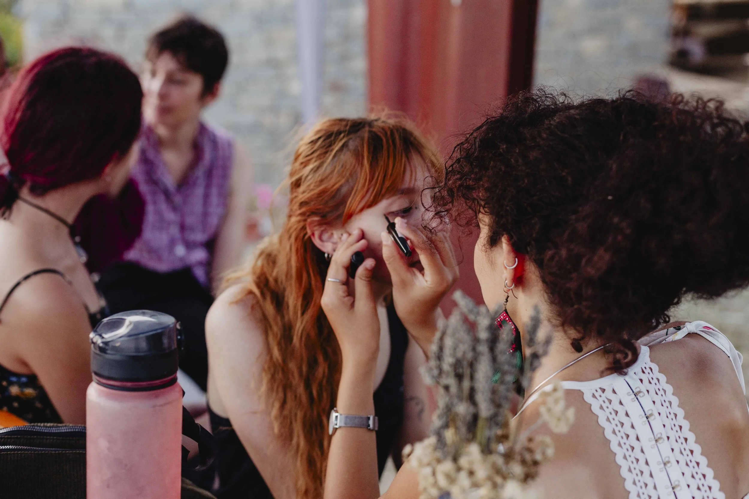 Momento di trucco e preparazione tra partecipanti durante ECOFestival a Bergolo