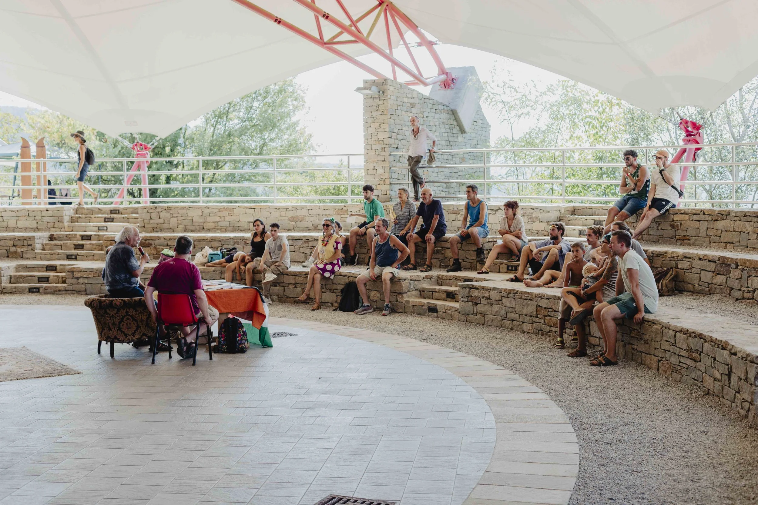 Pubblico ascolta Antonio Onorati parlare di sovranità alimentare a ECOFestival in Alta Langa