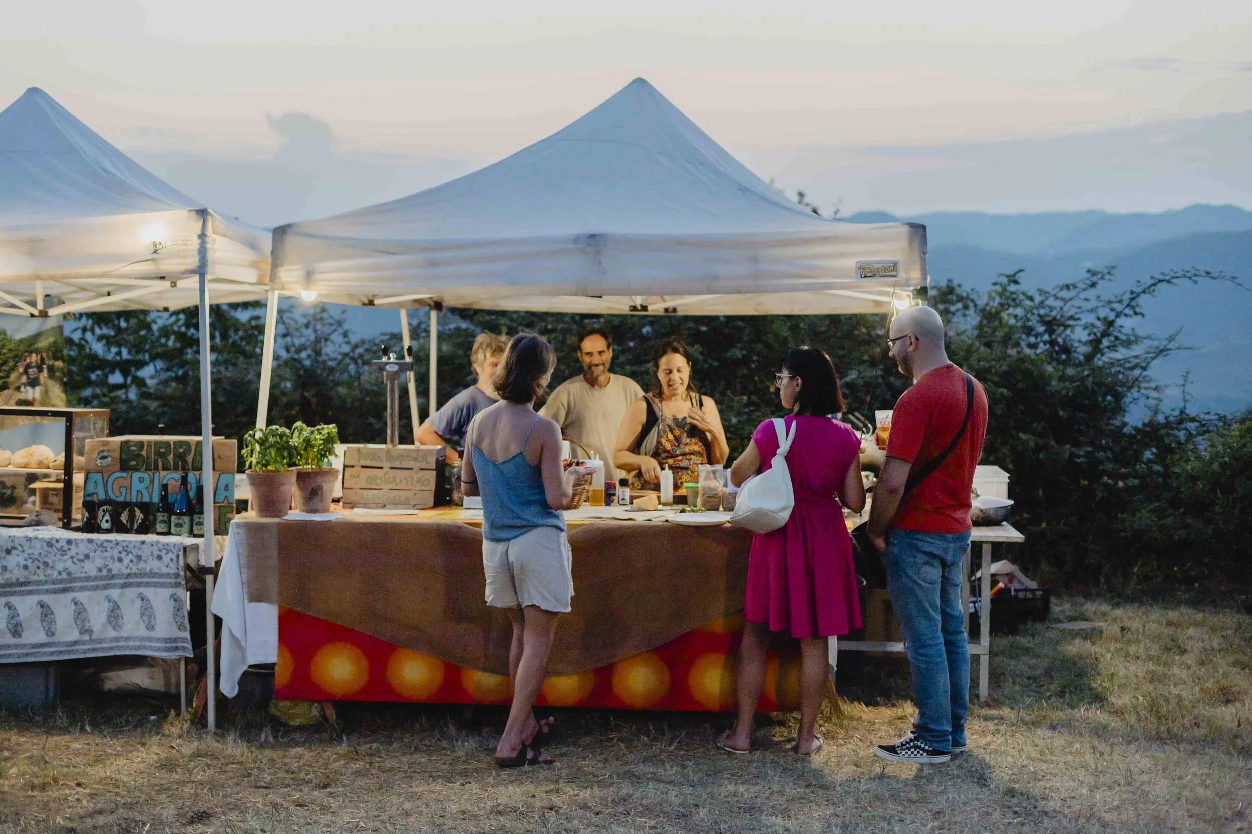 Stand del mercatino all’aperto a ECOFestival in Alta Langa