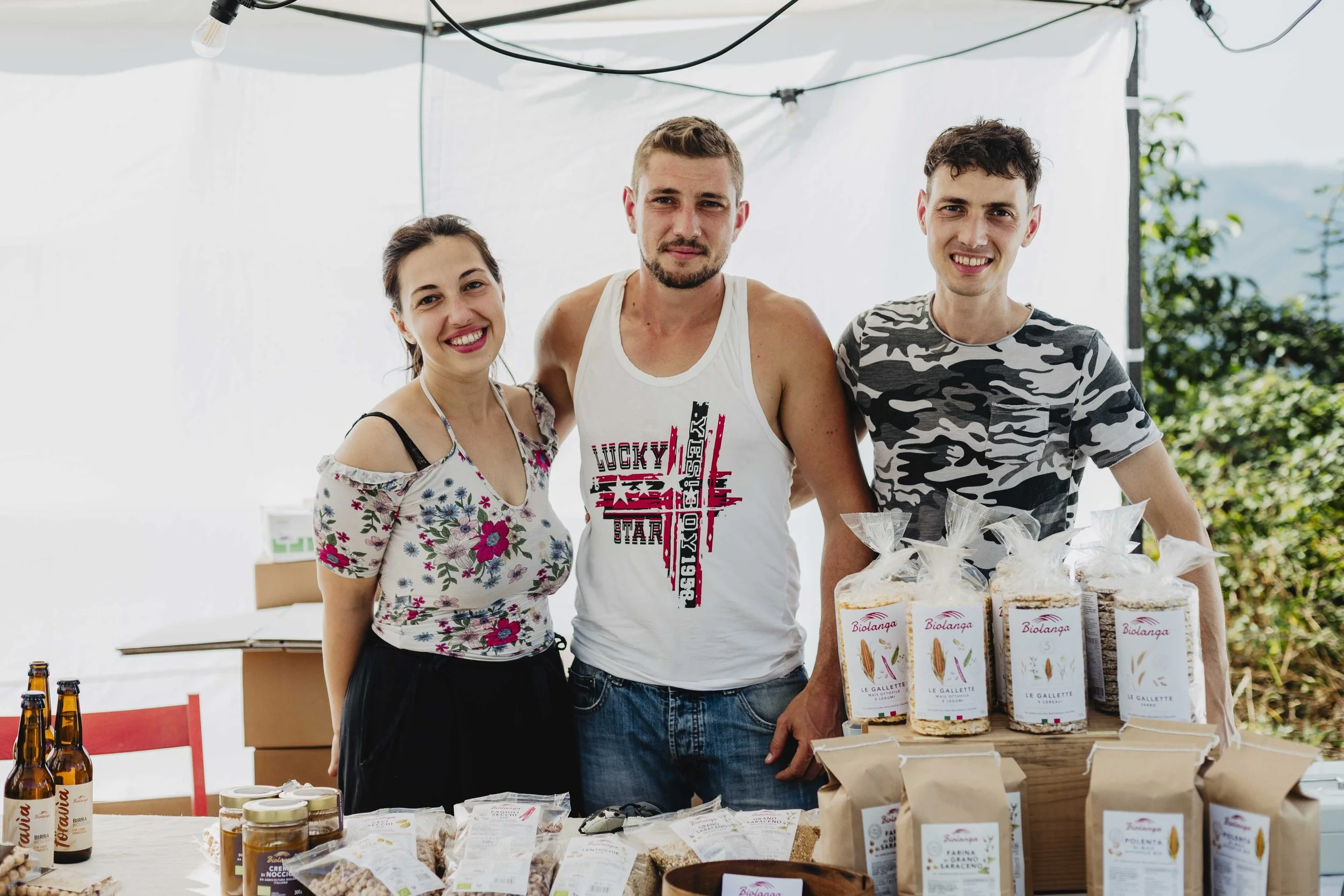 Stand di Biolanga con prodotti locali al mercatino di ECOFestival a Bergolo
