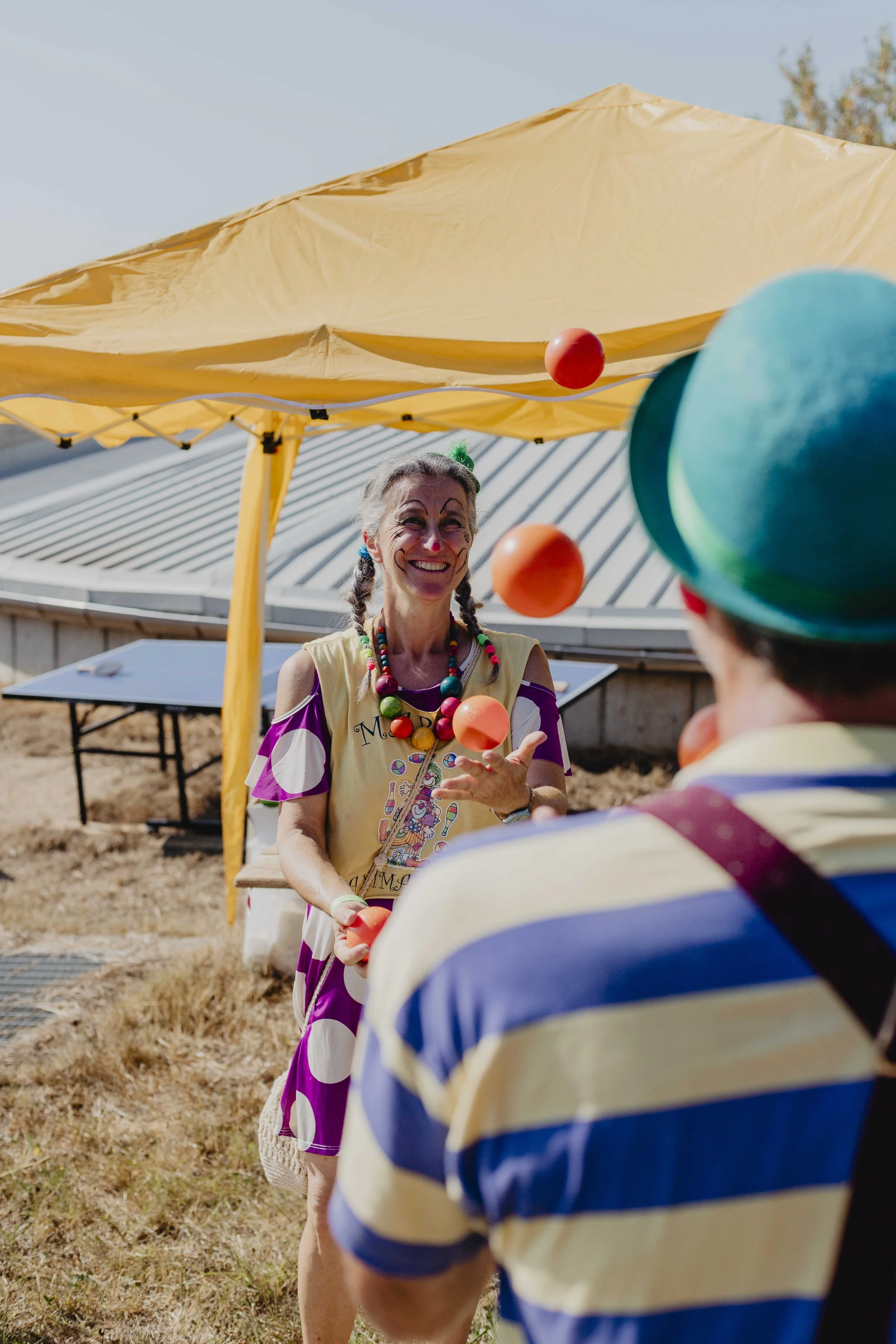 Momento di gioco creativo sotto il tendone durante ECOFestival a Bergolo