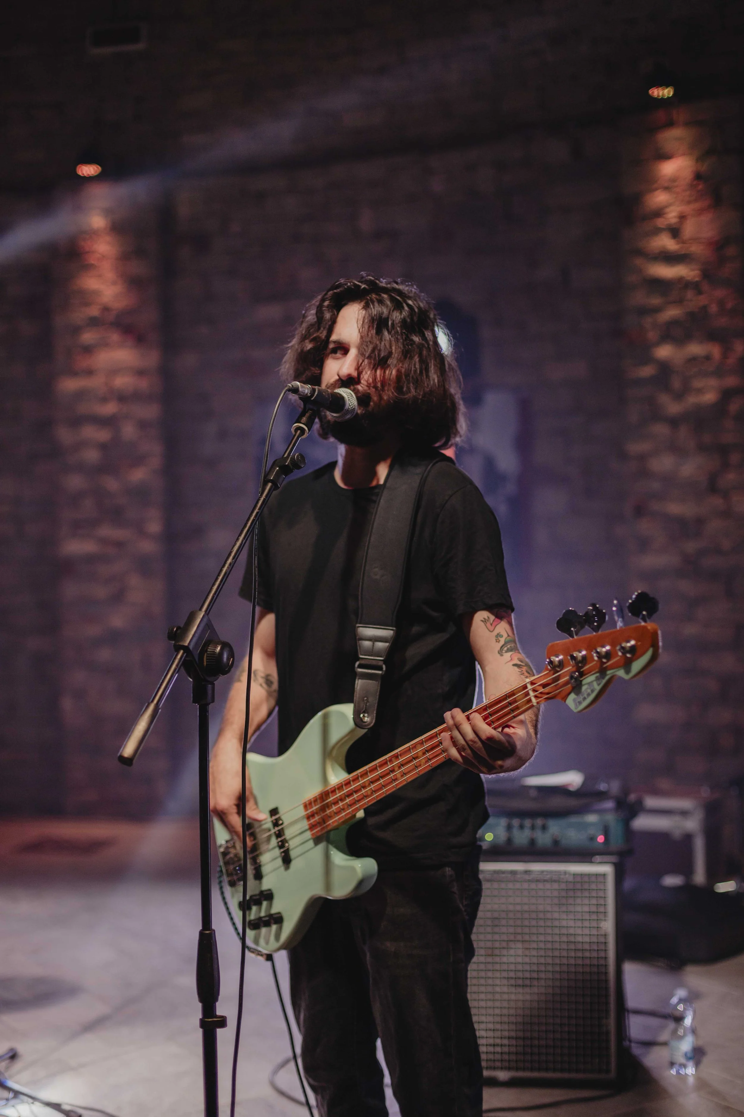 Chitarrista dei Westfalia sul palco di ECOFestival a Bergolo