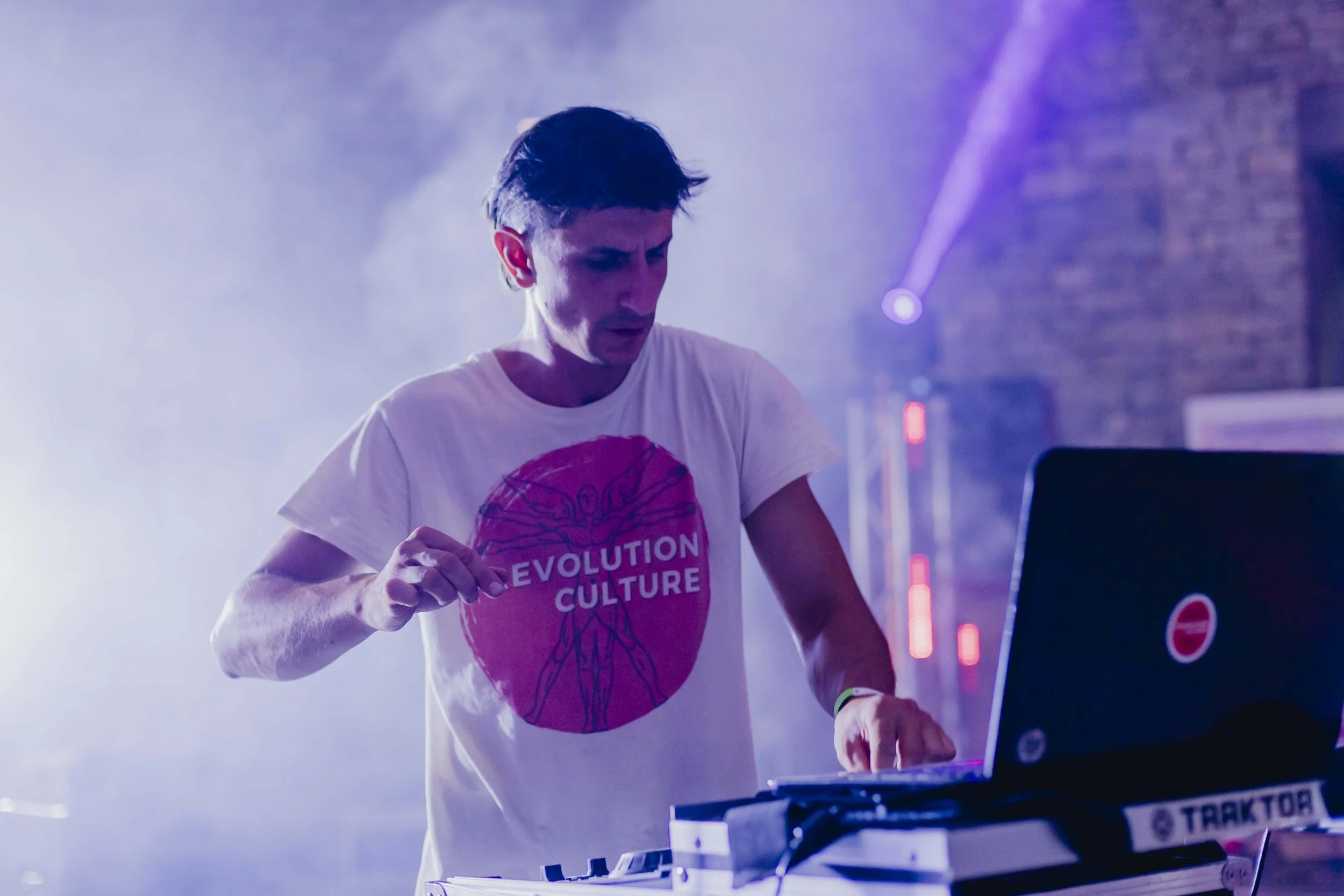 DJ set di Revolution Culture durante ECOFestival a Bergolo