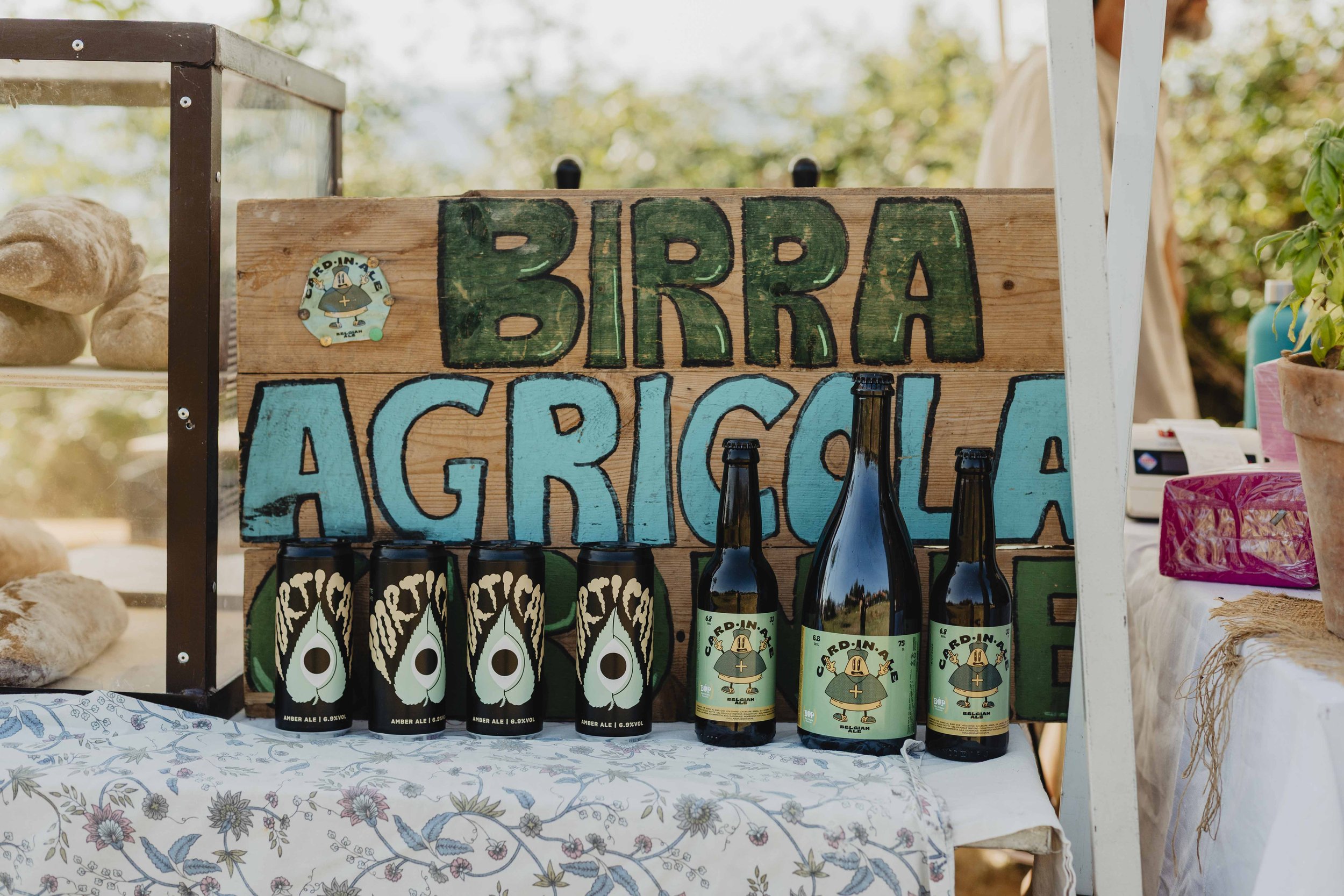 Birra agricola e prodotti locali allo stand Nuove Rotte durante ECOFestival in Piemonte