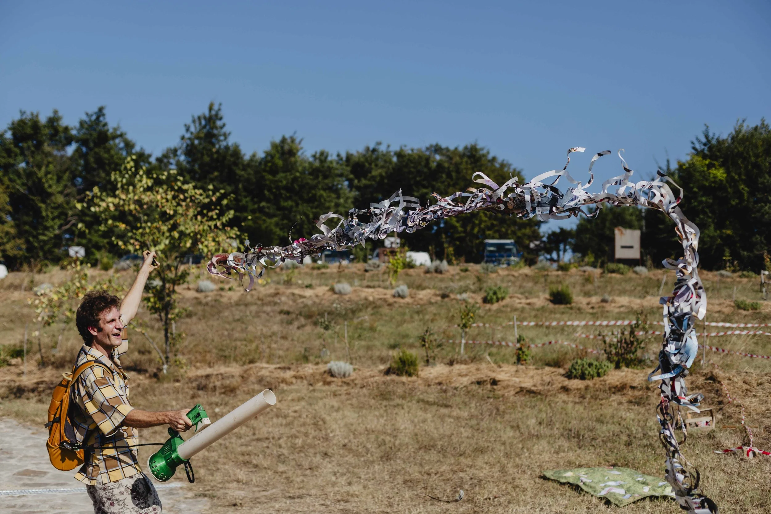 Performance artistica di Stefano Fiorina all’aperto durante ECOFestival in Alta Langa