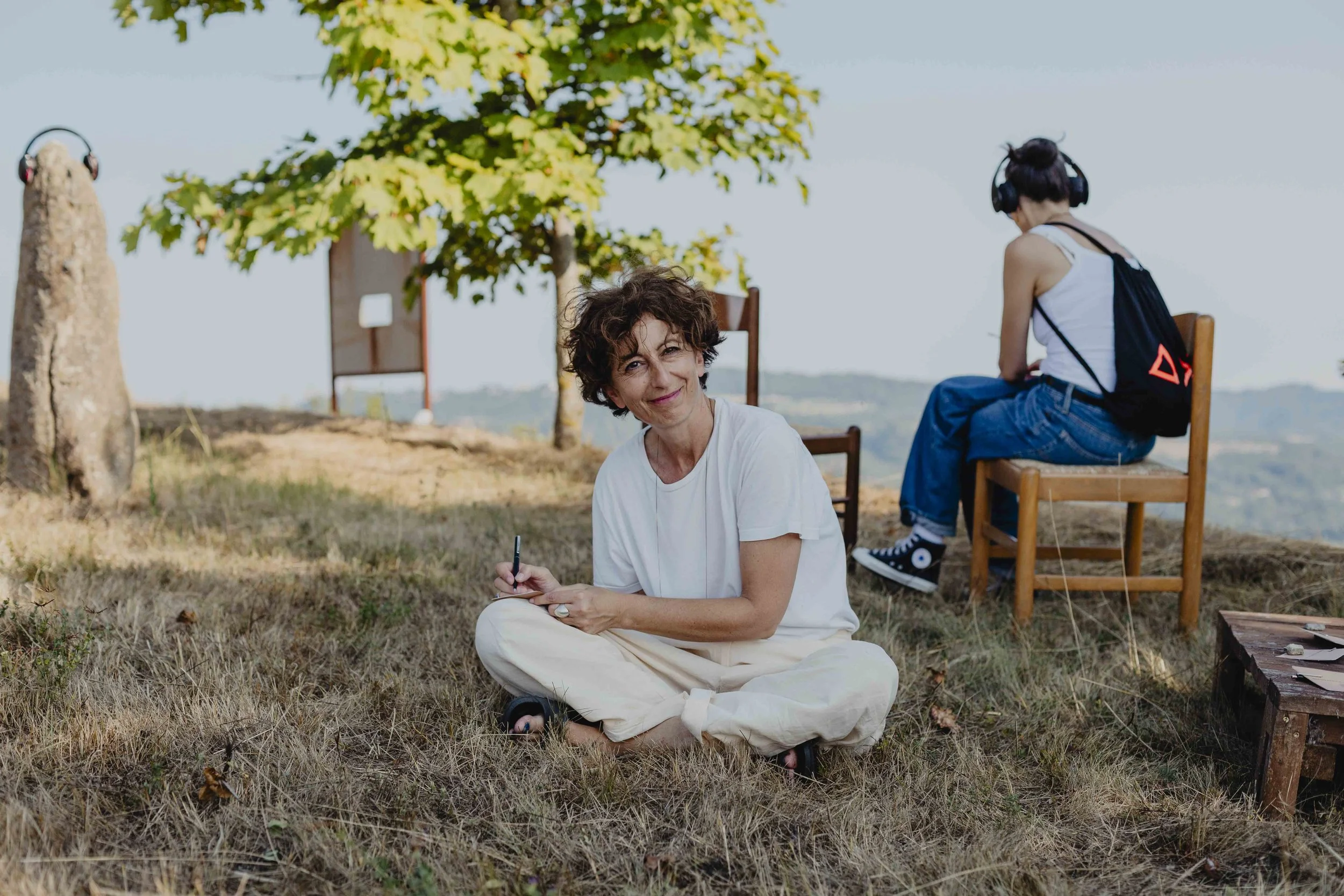 Momento di ascolto e scrittura all’aperto durante l’azione partecipativa di Elena Pugliese a ECOFestival