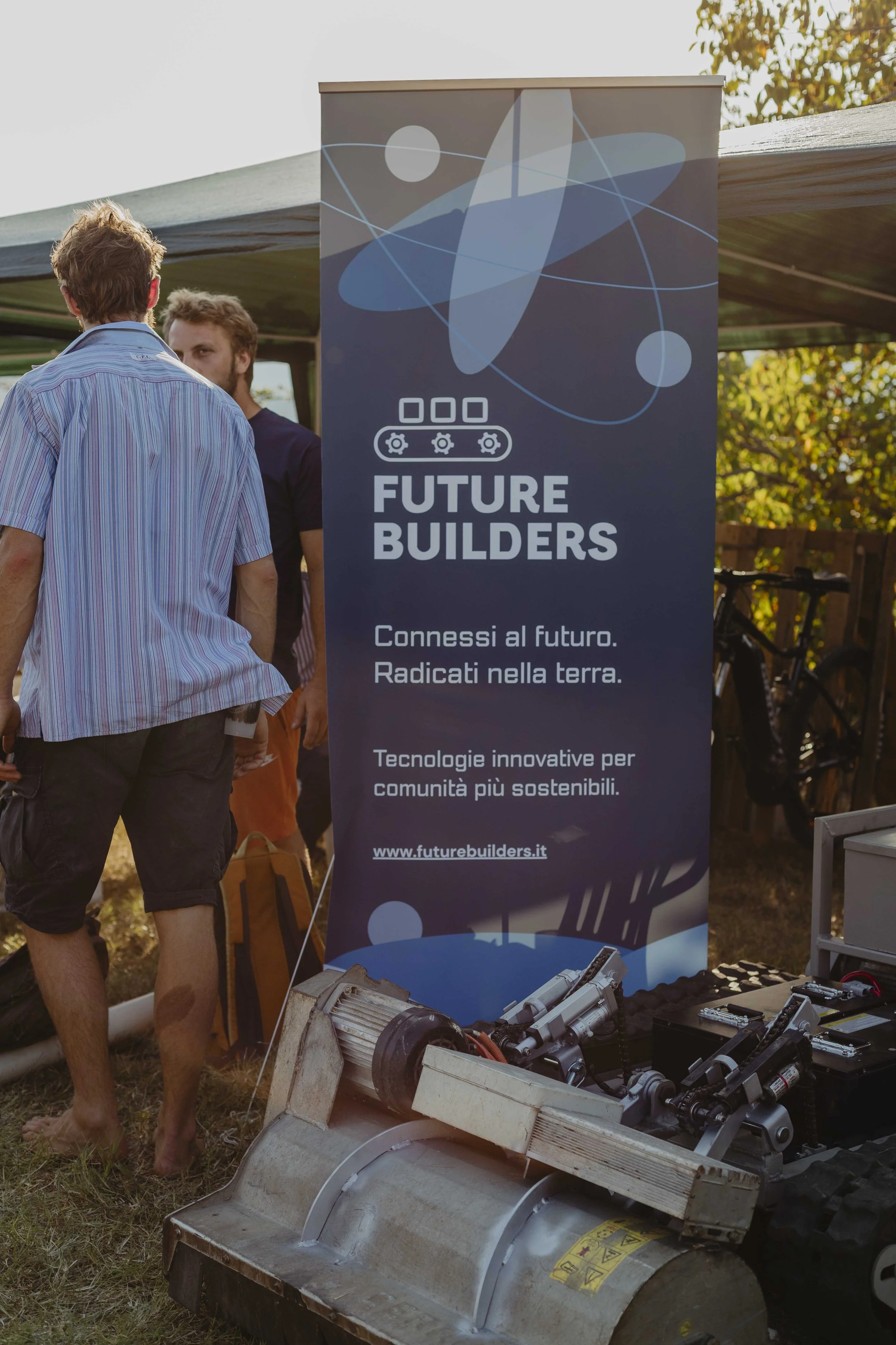 Banner di Future Builders durante ECOFestival, evento estate in Alta Langa dedicato alla rigenerazione