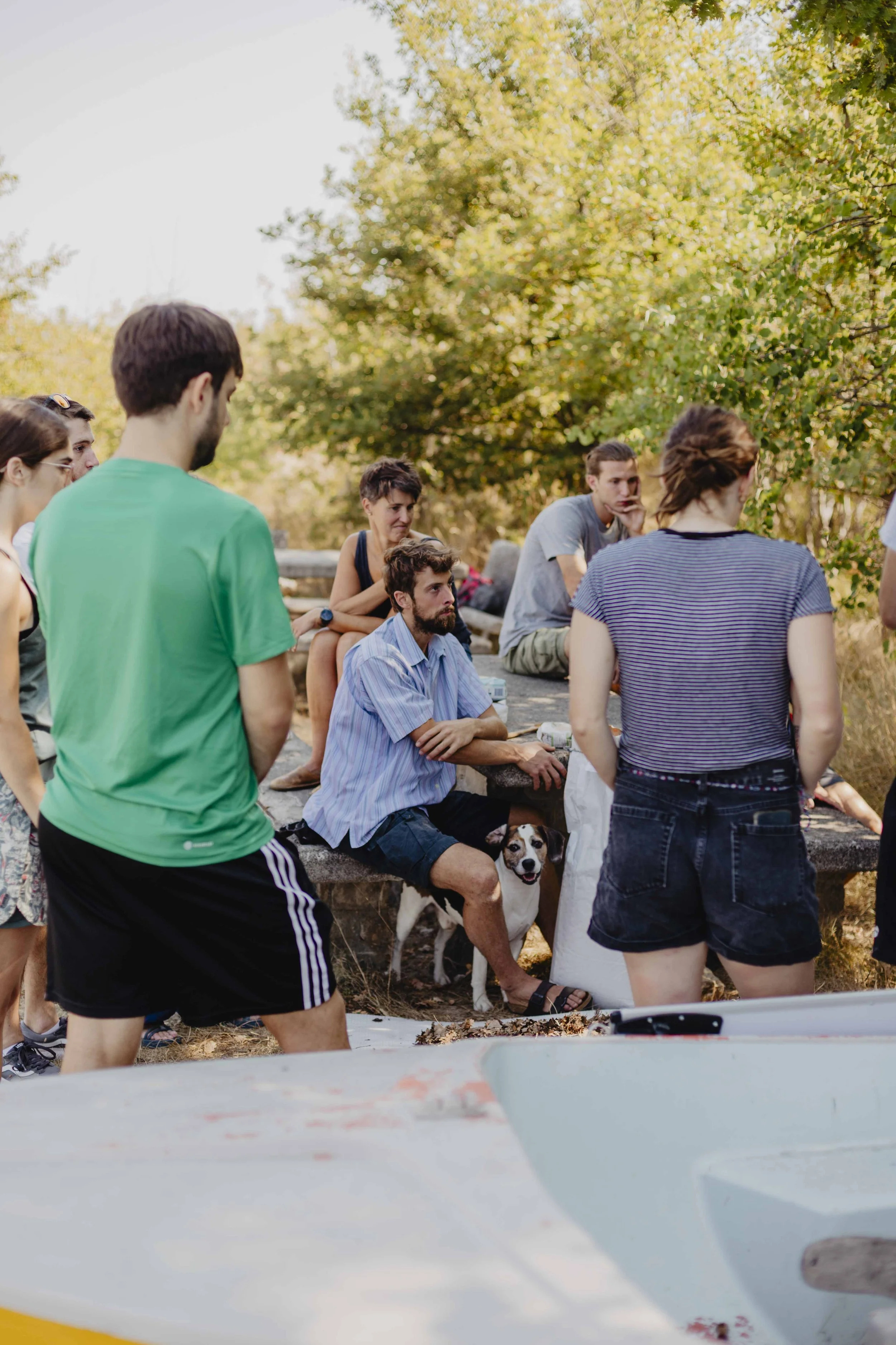 Gruppo di partecipanti ascolta Marco Pianalto durante il laboratorio di agricoltura rigenerativa a ECOFestival