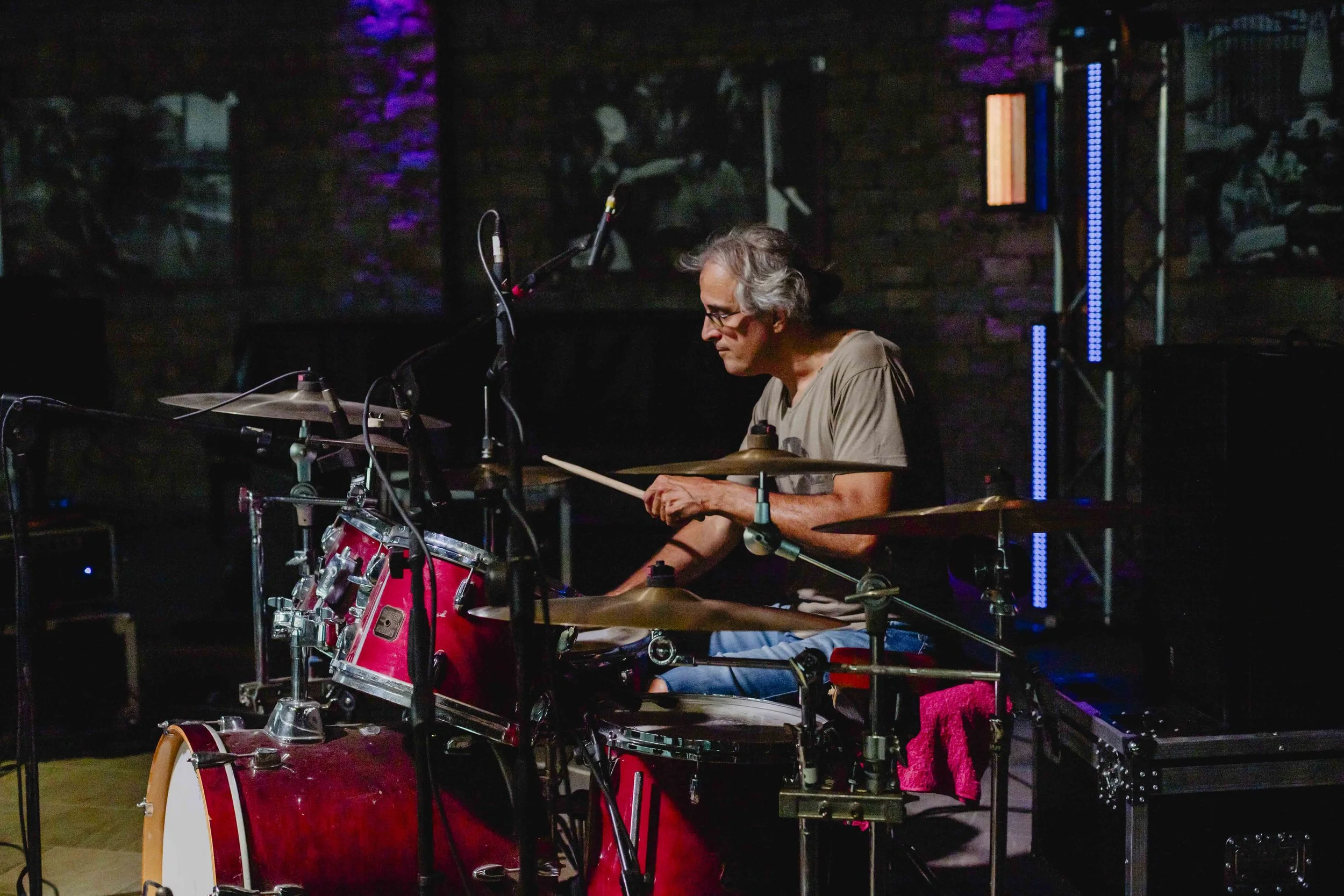 Batterista dei Kinder Police durante il concerto a ECOFestival in Alta Langa