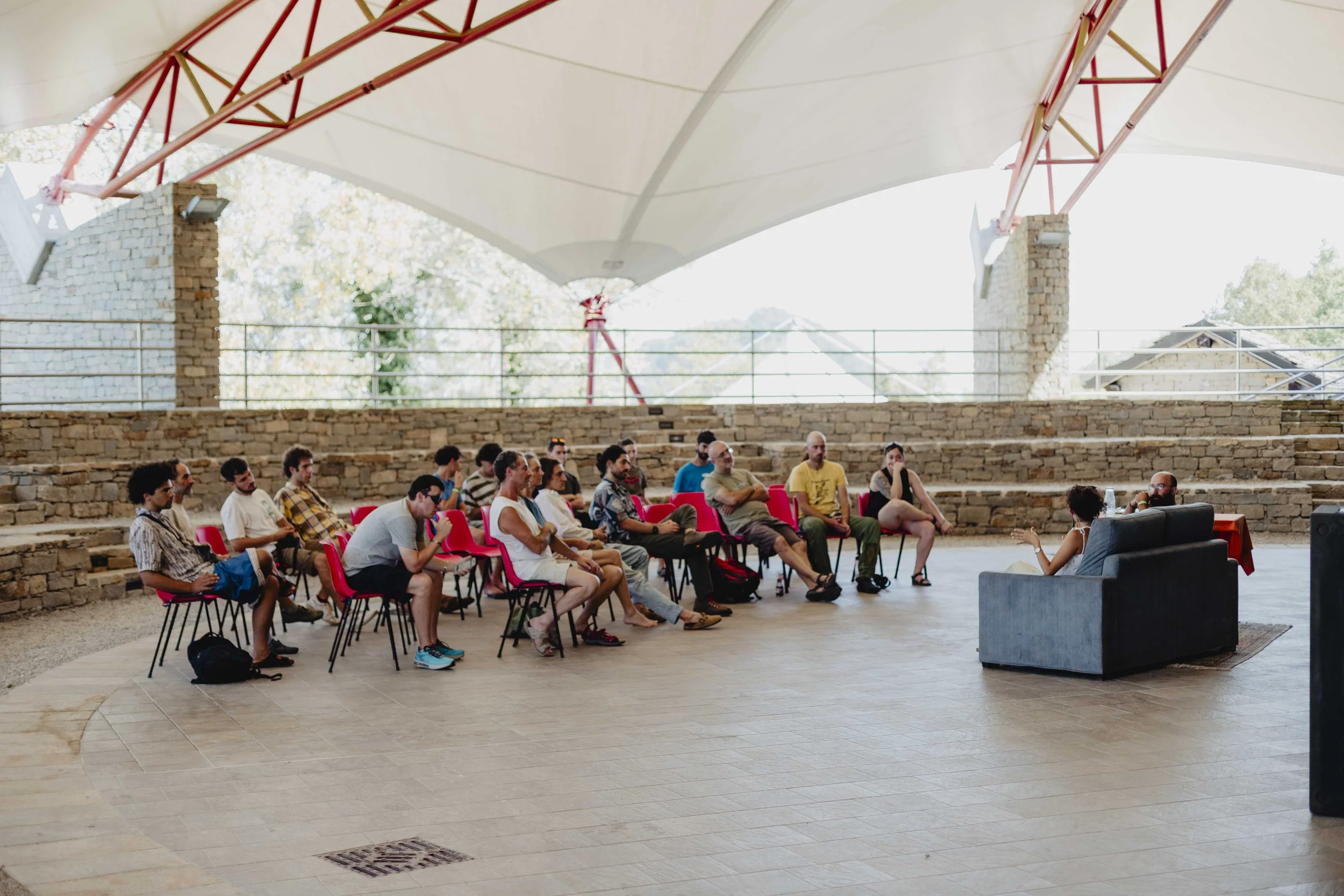 Pubblico ascolta il progetto Sgasa e la Stoviglioteca Piatti Volanti durante ECOFestival a Bergolo