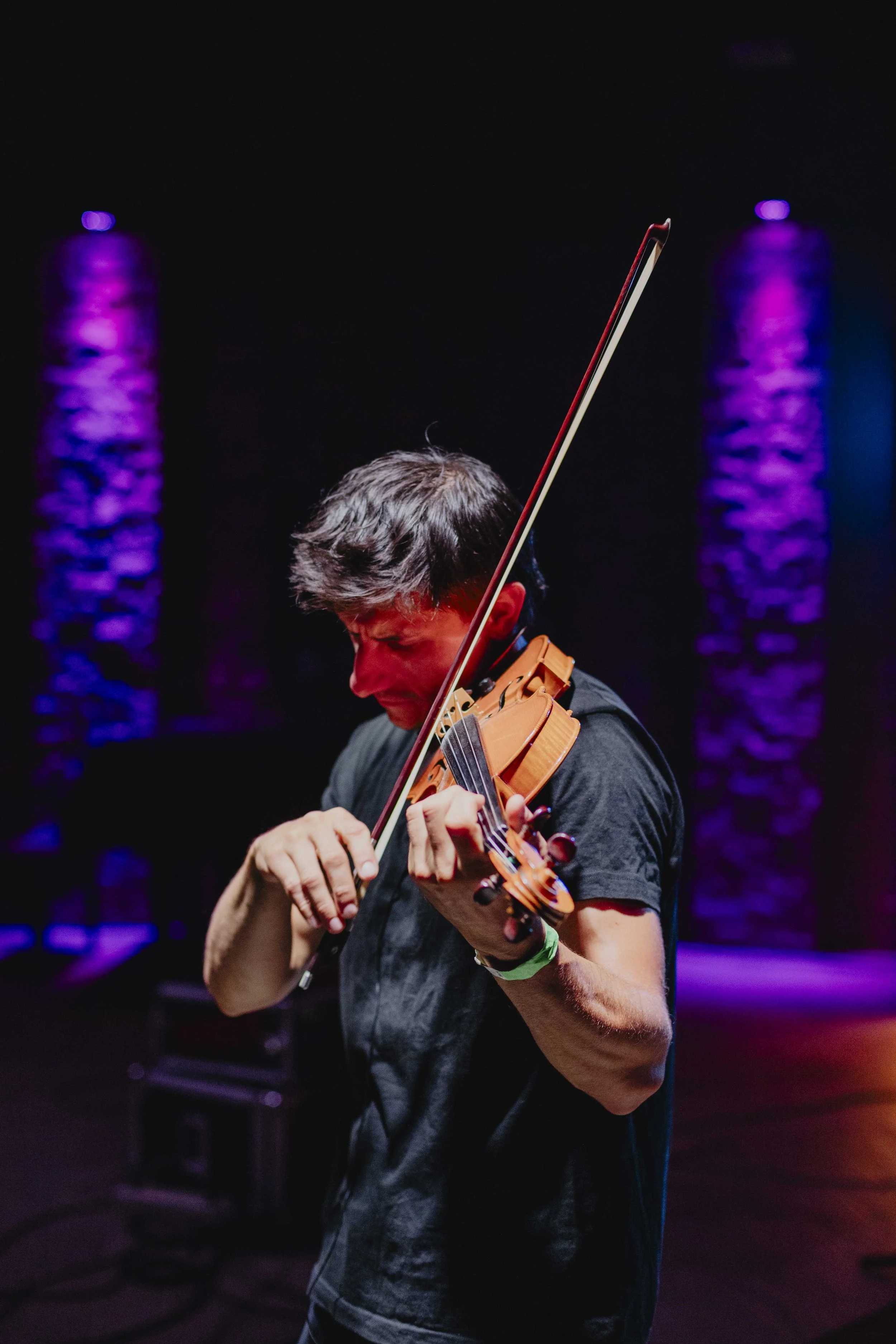 Performance di violino dal vivo durante ECOFestival in Piemonte