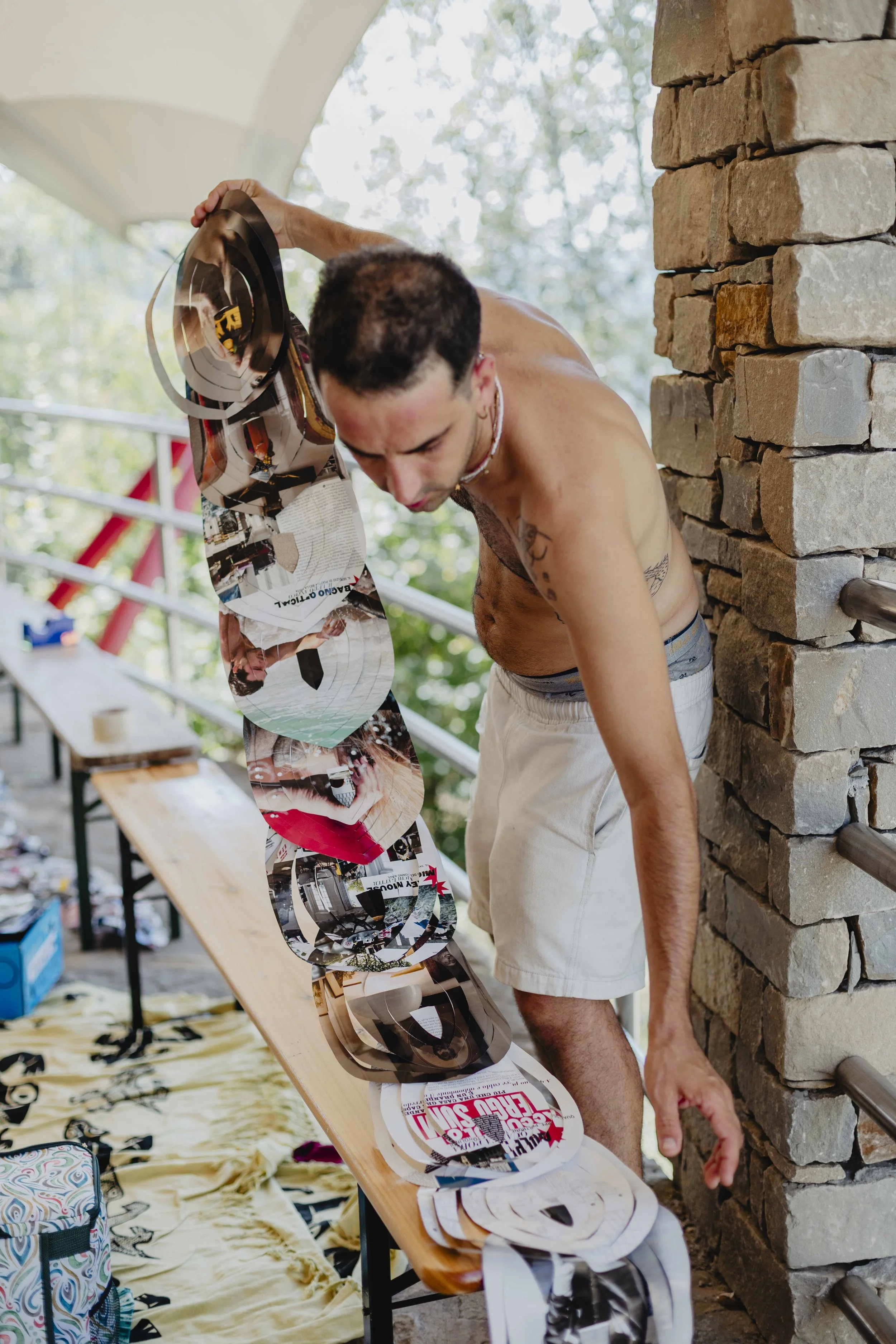 Stefano Fiorina prepara un’installazione partecipativa durante ECOFestival a Bergolo