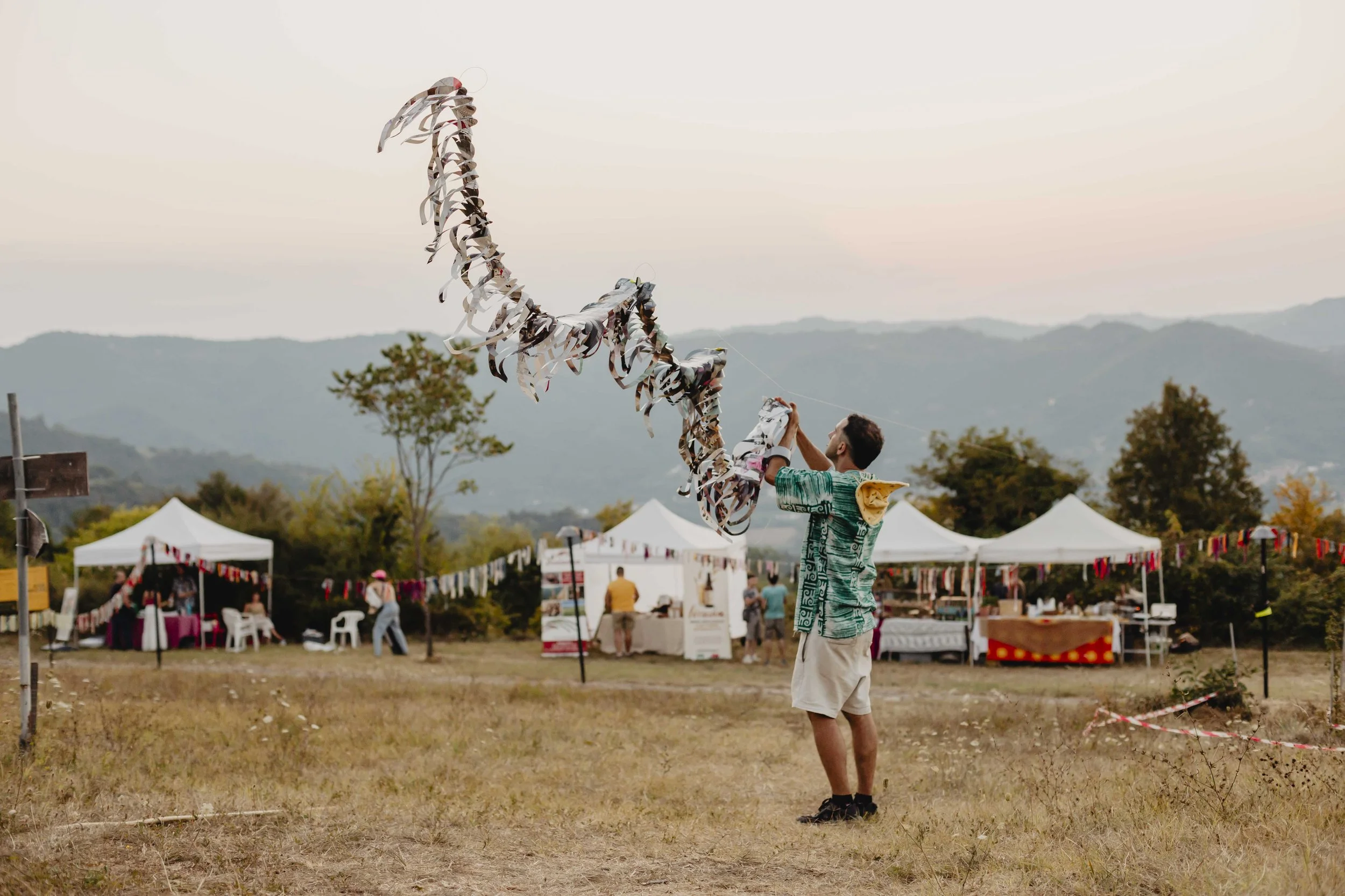Stefano Fiorina durante una performance partecipativa a ECOFestival in Piemonte