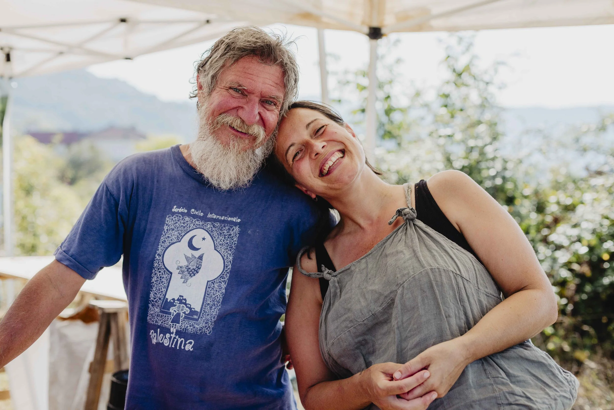 Stand di Nuove Rotte al mercatino di ECOFestival a Bergolo, Alta Langa