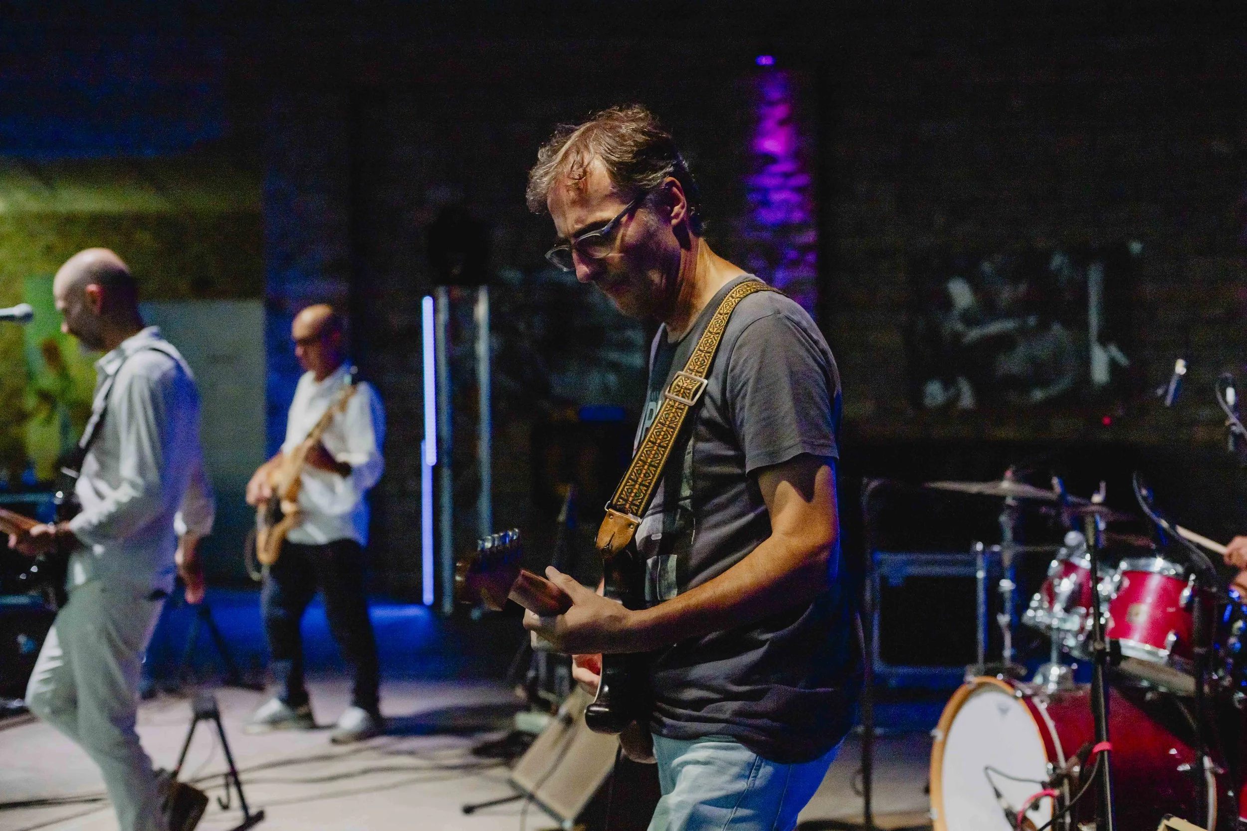 Chitarrista dei Kinder Police durante il live a ECOFestival a Bergolo