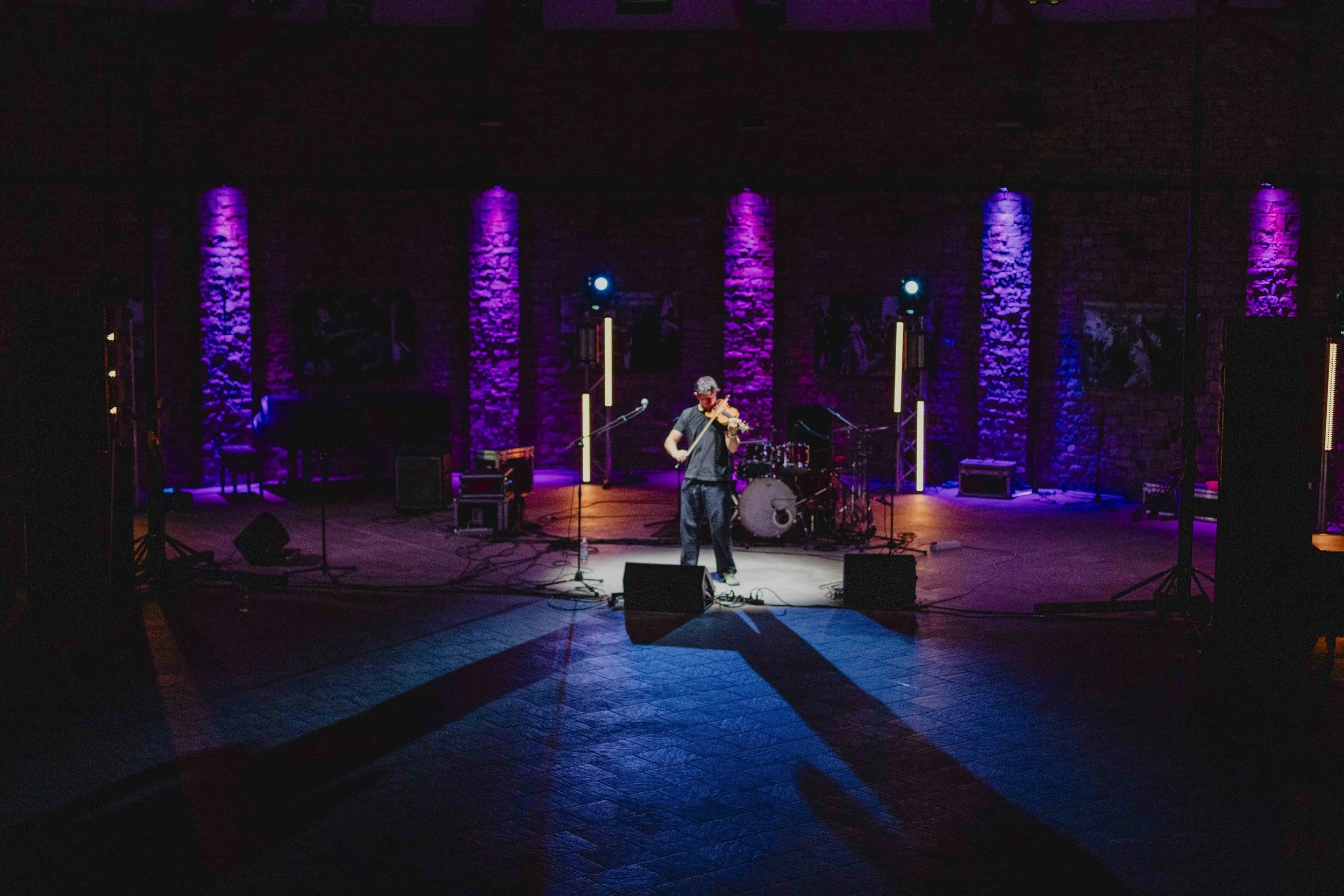 Concerto finale di ECOFestival con Alex Leon al Teatro della Pietra di Bergolo