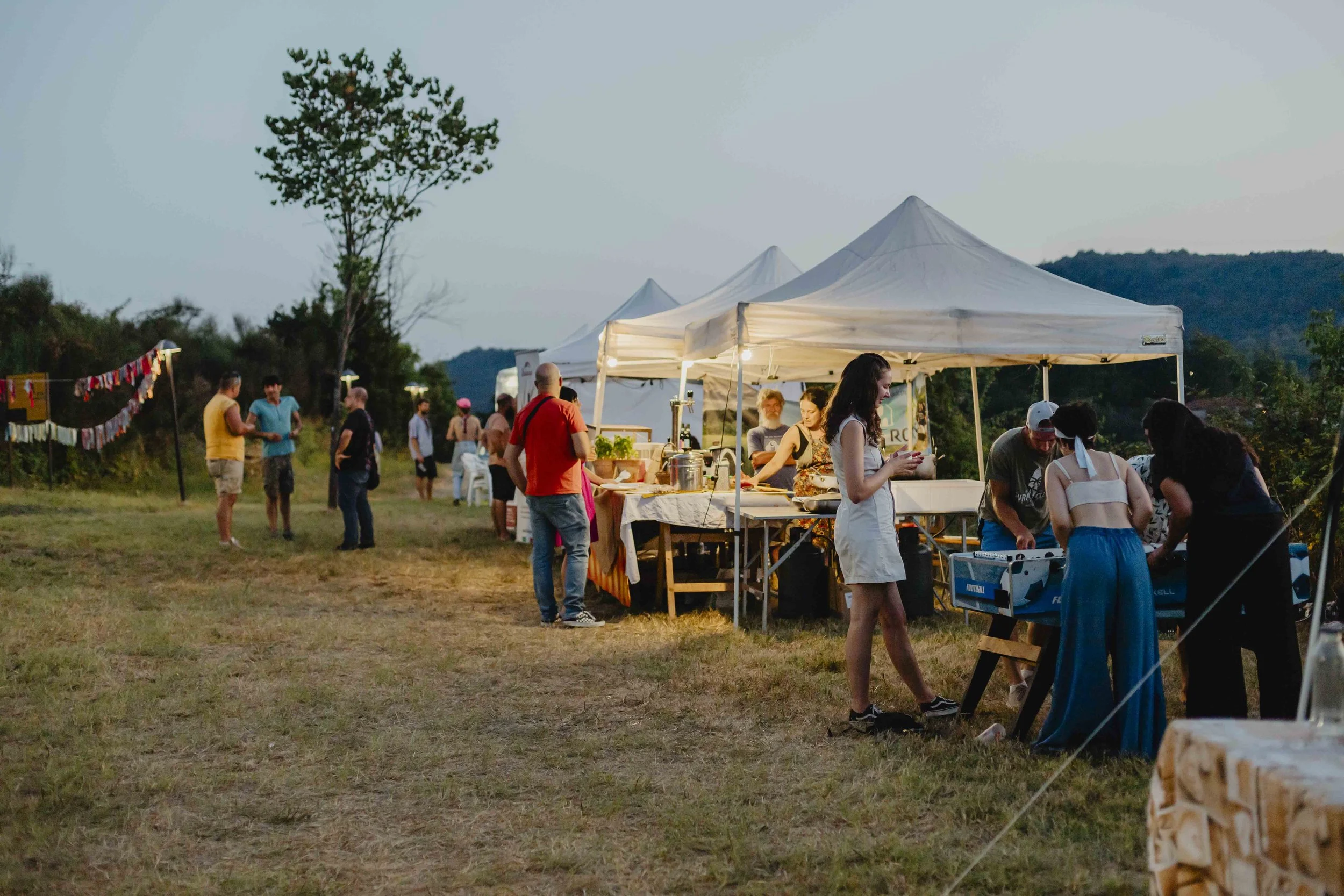 Atmosfera serale al mercatino di ECOFestival, evento estate in Piemonte